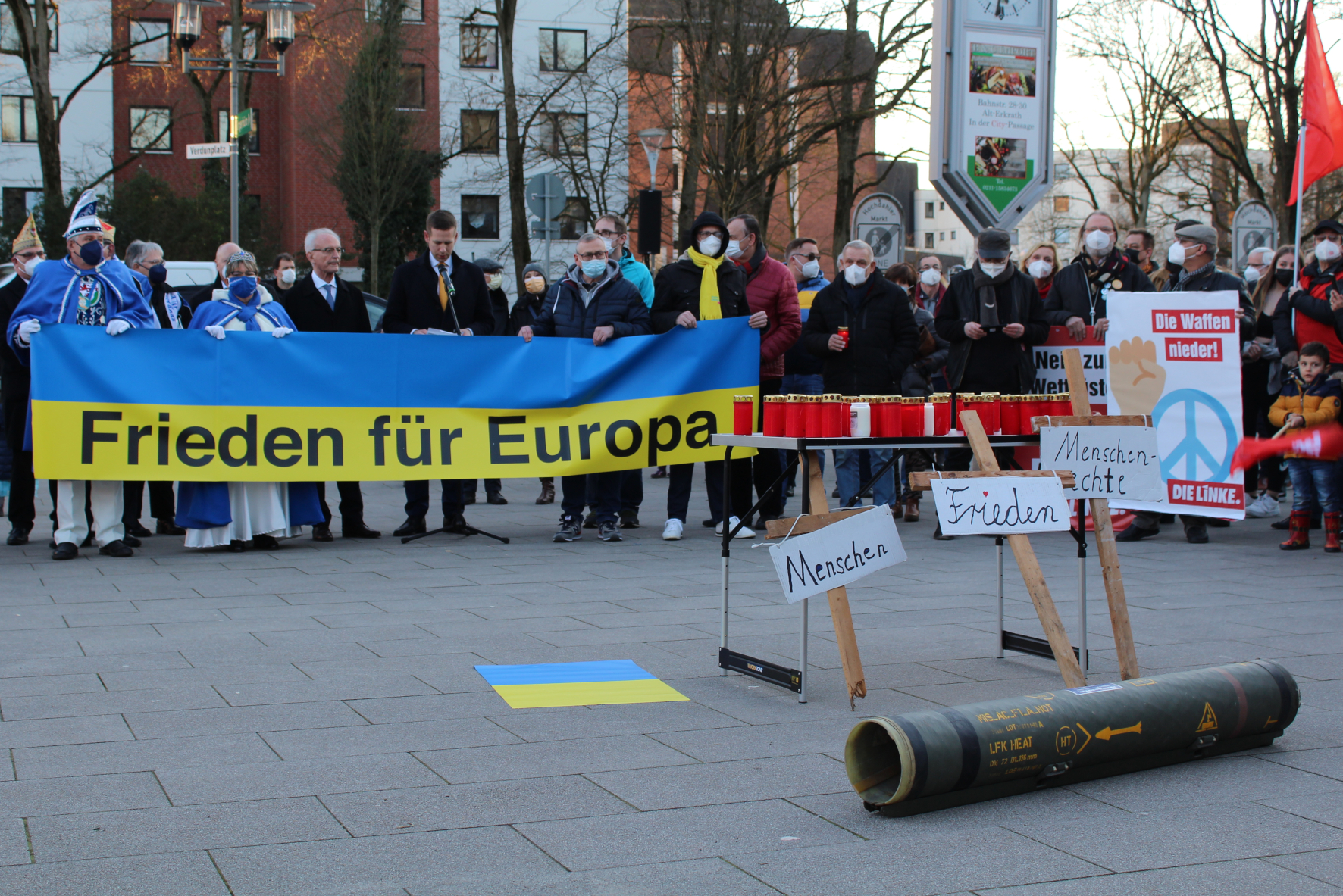 Menschen mit Plakaten mit der Aufschrift "Frieden für Europa"