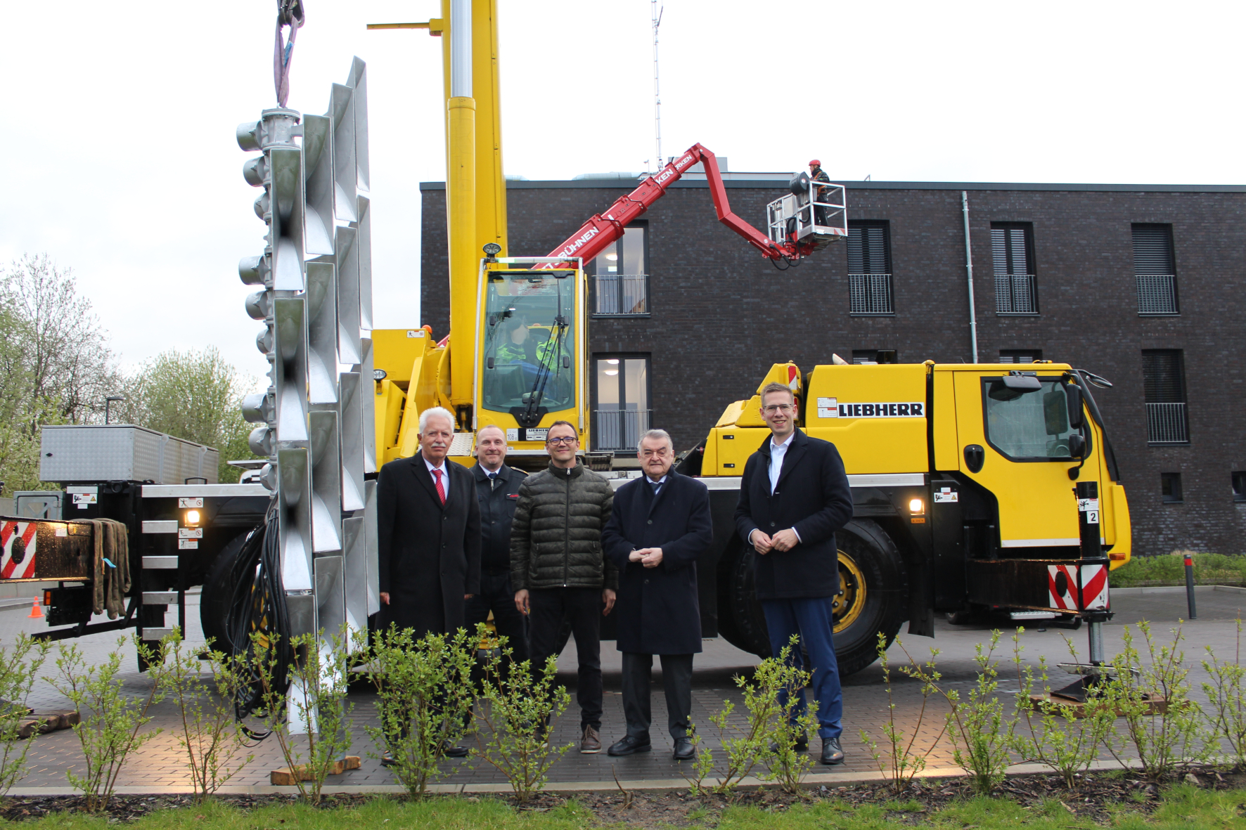 Innenminister Herbert Reul (2.v.r.), Landrat Thomas Hendele (1.v.l.), Bürgermeister Christoph Schultz (1.v.r.) und Feuerwehrchef Guido Vogt (2.v.l.) machen sich gemeinsam mit Vertriebsleiter Thomas Aicher von der Firma Hagener Elektro- und Kommunikationstechnik (3.v.l.) ein Bild vom Sirenenaufbau am Feuerwehrgerätehaus in Alt-Erkrath.