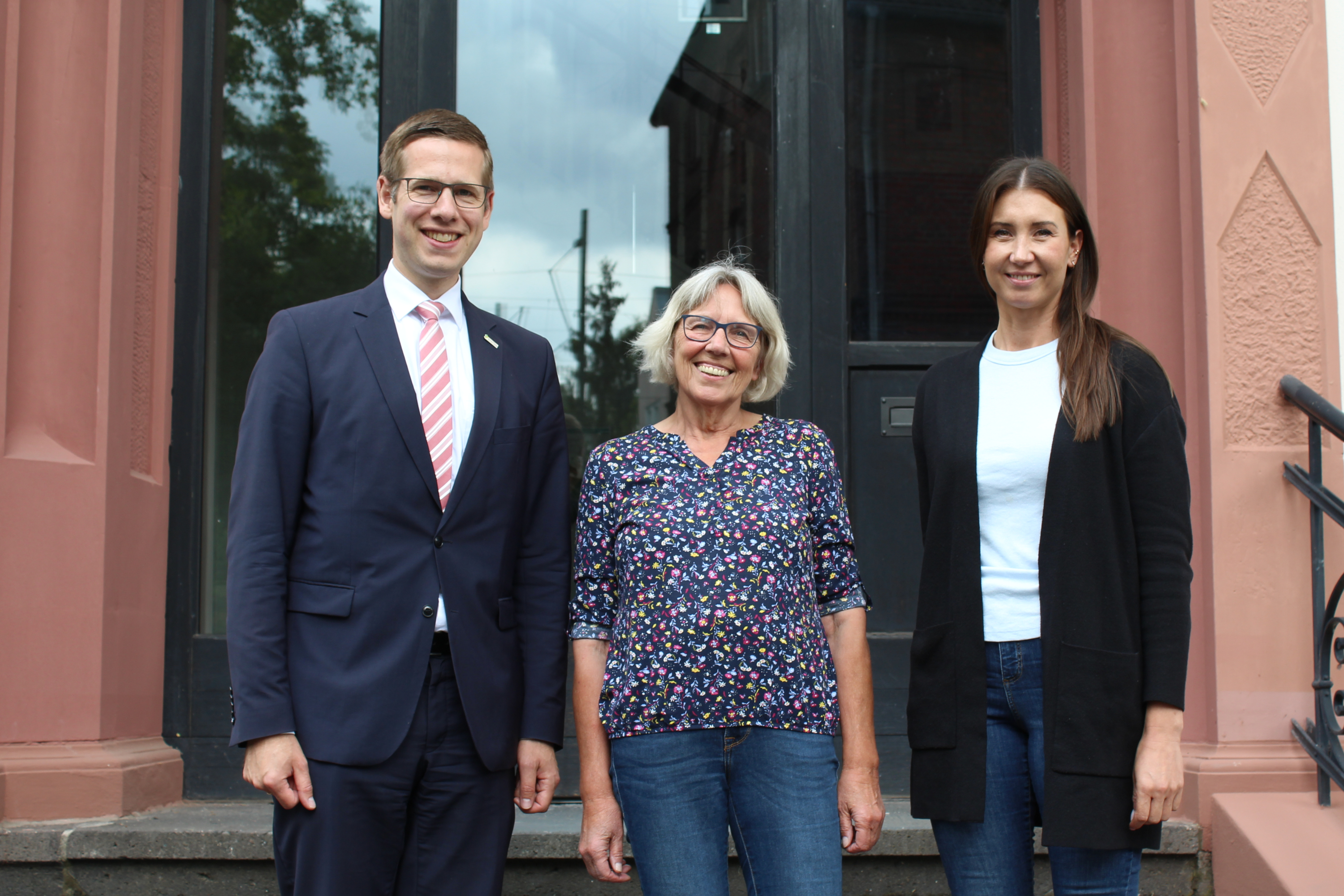 Wechsel in der Abfallberatung: Bürgermeister Christoph Schultz verabschiedet Helga Willmes in den Ruhestand (Mi.) und wünschte ihrer Nachfolgerin Nadine Conradi alles Gute für die neue Aufgabe.