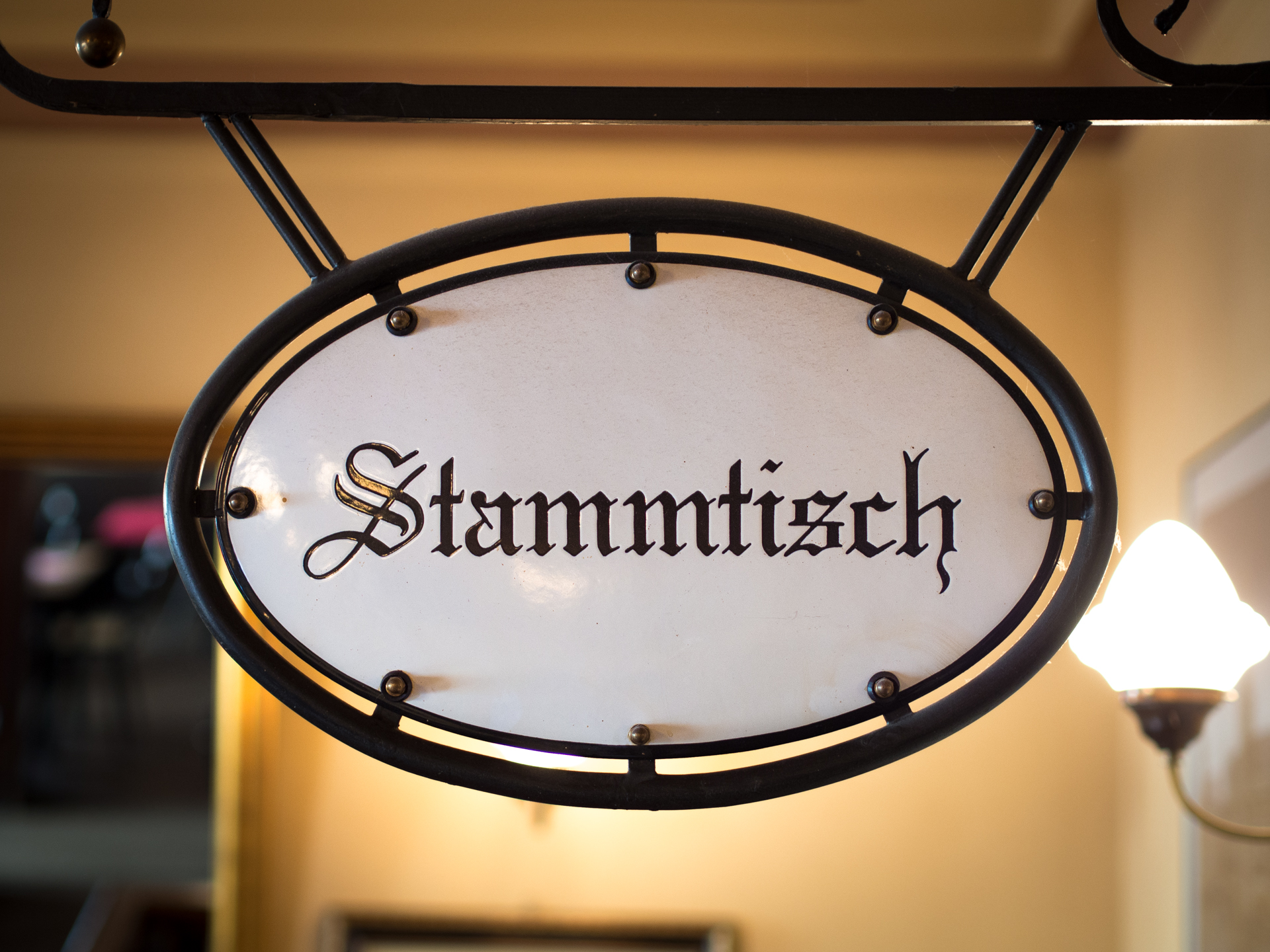 Ein Stammtisch-Schild in einem Restaurant