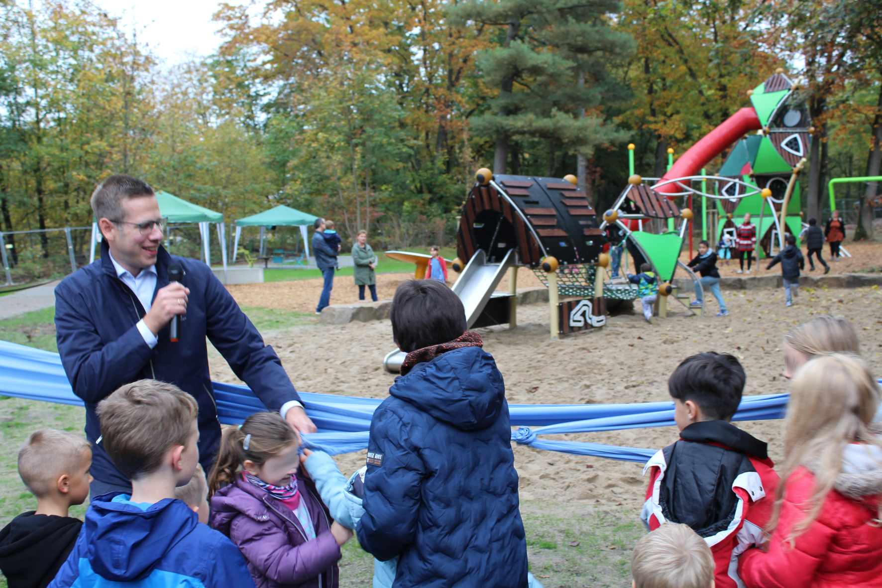 Zusammen mit den anwesenden Kindern gab Bürgermeister Christoph Schultz den neuen Spielplatz am Stadtweiher in Hochdahl zum Spielen und Entdecken frei.