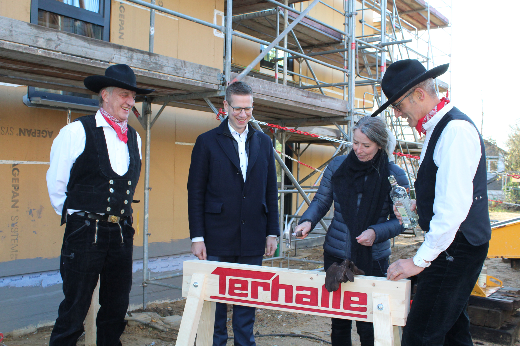 AWO-Geschäftsführerin Hildegard Schröder (3.v.l.) und Bürgermeister Christoph Schultz (2.v.l.) nahmen gemeinsam mit den Zimmermännern Reinhard Schröer (4.v.l.) und Jürgen Ellerkamp (1.v.l.) am Richtfest teil.