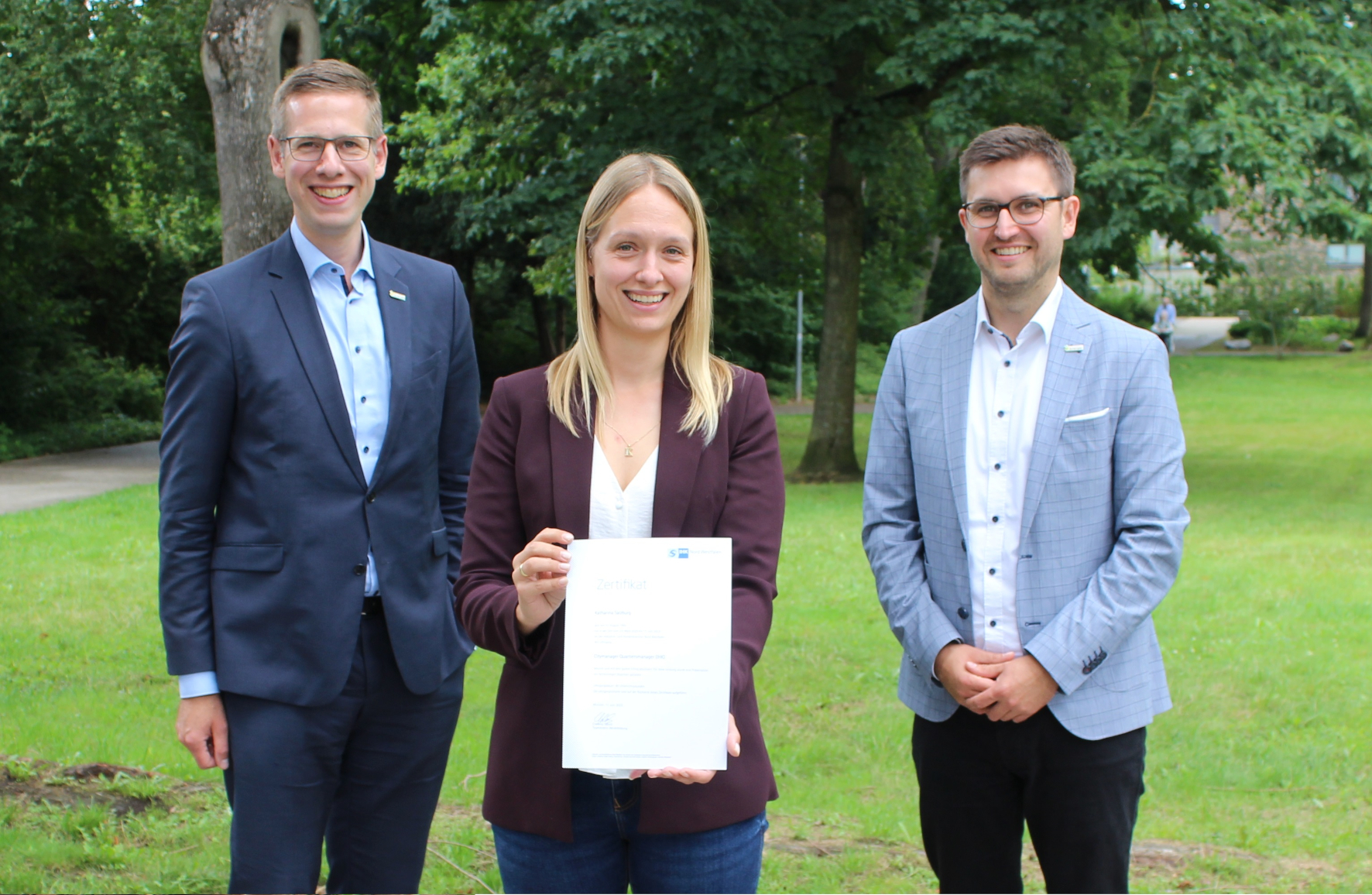 Citymanagerin Katharina Salzburg (m.) erlangt mit ihrem Event-Konzept beim IHK-Fachlehrgang die Bestnote. Bürgermeister Christoph Schultz (l.) und Vincent Endereß (r.), Leiter des neuen Fachbereichs Wirtschaftsförderung · Tourismus, freuen sich auf neue Impulse für den Tourismus und die Innenstädte Erkraths.