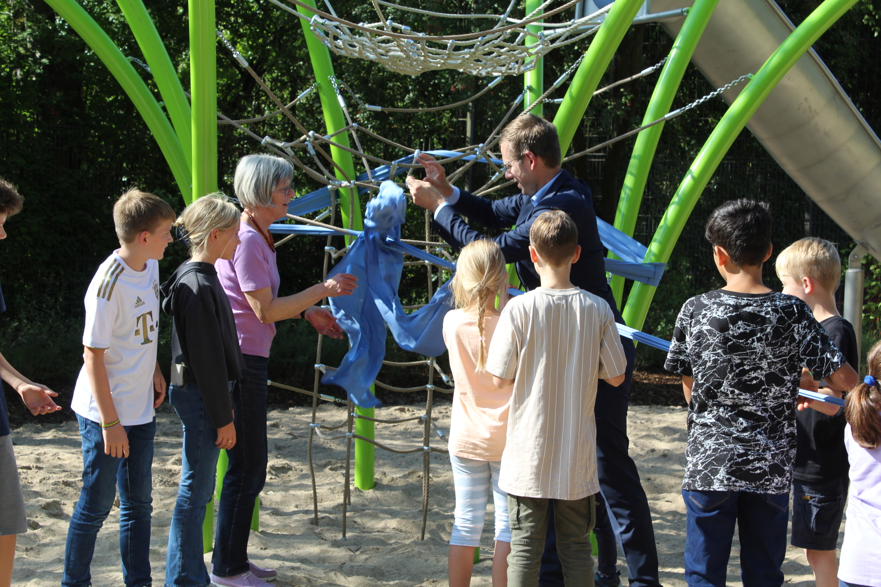 Kinder eröffnen gemeinsam mit Bürgermeister Christoph Schultz den Spielplatz