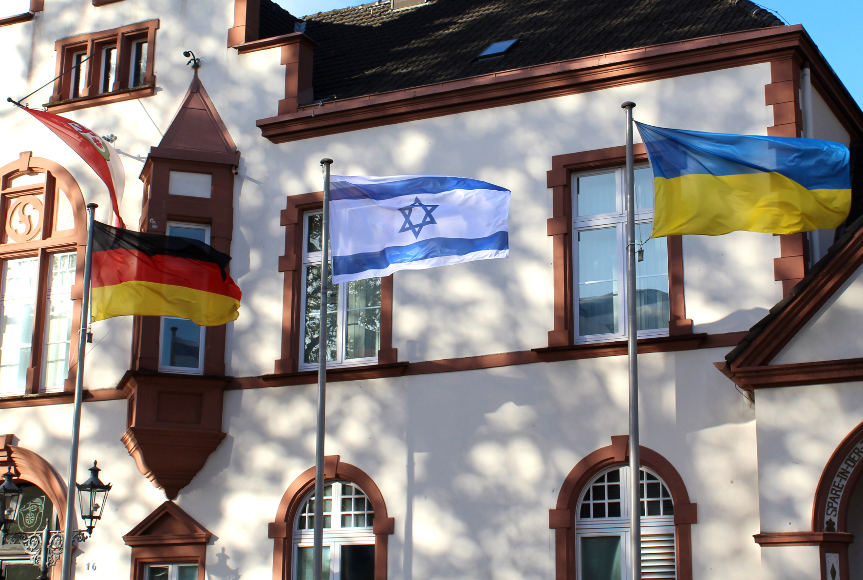 Mit dem Hissen der deutschen, israelischen sowie ukrainischen Flagge möchte die Stadt Erkrath ein Zeichen für ein friedvolles Zusammenleben aller Kulturen und Religionen in Erkrath, NRW und der ganzen Welt setzen.