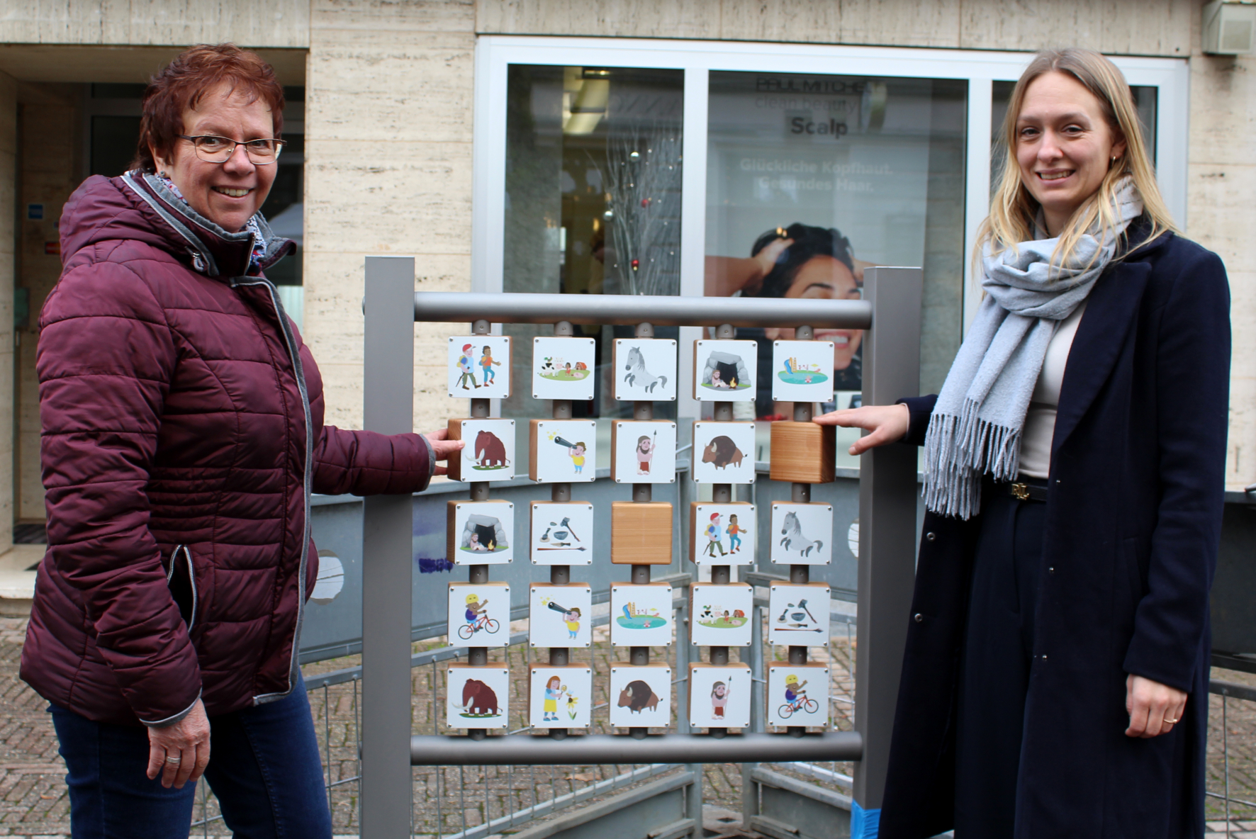 Citymanagerin Katharina Salzburg (r.) und Dorothea Mittemeyer (l.) präsentieren neue Spielgeräte für große und kleine Besucherinnen und Besucher von Alt-Erkraths Zentrum.