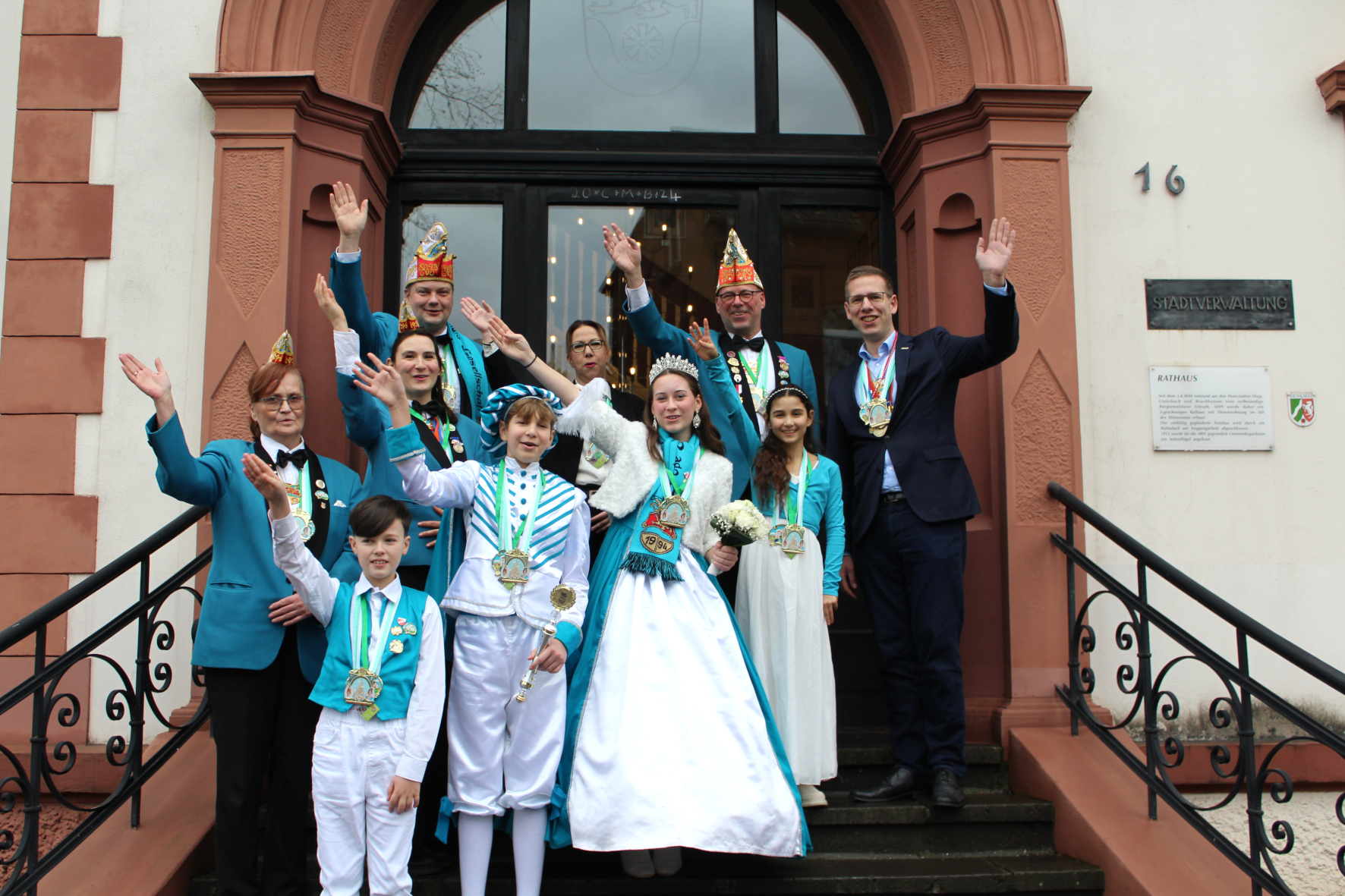 Bürgermeister Christoph Schultz (1.v.l.) empfing das Kinderprinzenpaar Raya I. und Lema II. zusammen mit weiteren Tollitäten der Großen Erkrather KG im Rathaus.