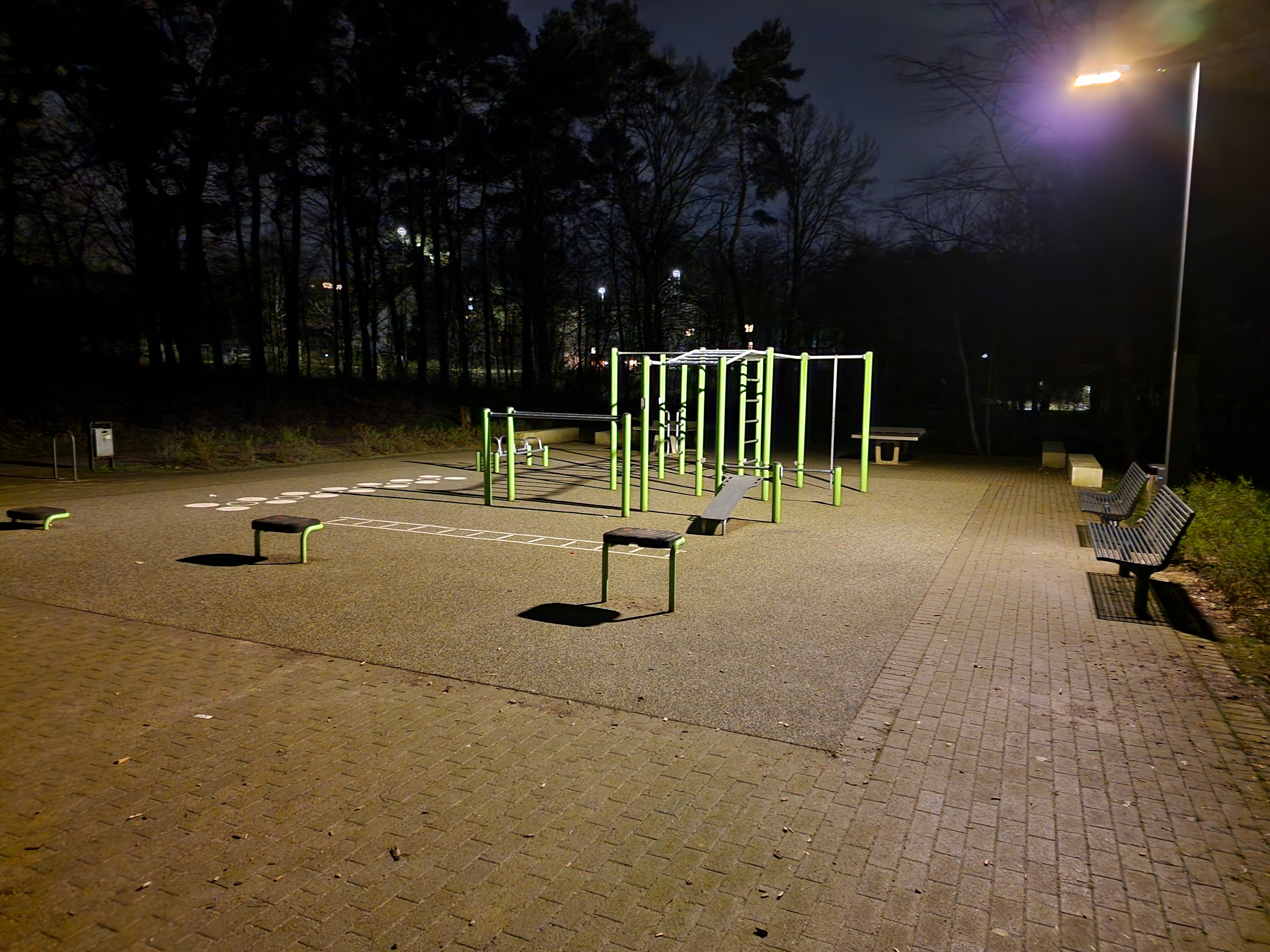 Calisthenics-Anlage beleuchtet