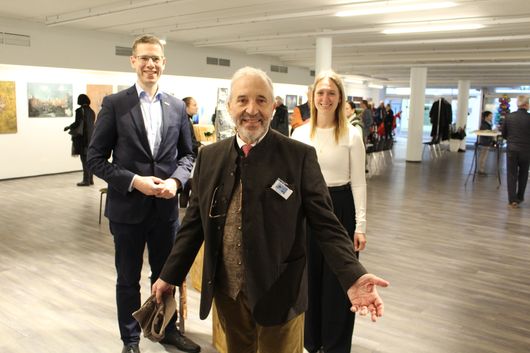 Zur Eröffnung der Galerie gratulierten Citymanagerin Katharina Salzburg (r.) und Bürgermeister Christoph Schultz (l.) Künstler Lothar Kniep (m.) und den Mitgliedern der Art Group Erkrath persönlich. 