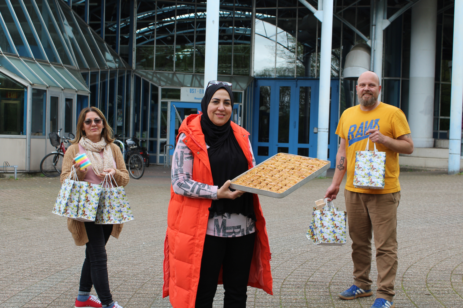Integrationsbeauftragter Torsten Gumbrecht (r.) hat gemeinsam mit Fatima Assila (m.) und Maria Pashazadeh (l.) aus der Abteilung Integration mehrere Geschenktütchen mit arabischen Süßigkeiten und bunten Spielzeugen gepackt und anschließend an die Bewohnerinnen und Bewohner der städtischen Notunterkunft im Bürgerhaus Hochdahl verteilt.
