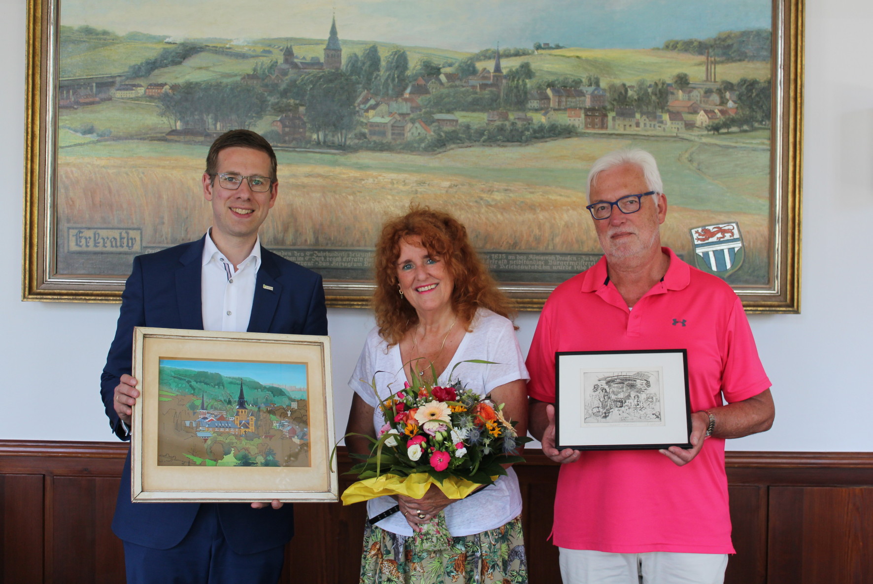 Kornelia Schlaaf-Kirschner (2.v.l.) und Rudolf Kirschner (3.v.l.) überreichten Bürgermeister Christoph Schultz (1.v.l.) zwei historische Kunstwerke des bekannten Erkrather Künstlers Manfred Kuttner. Die Werke aus privater Sammlung.