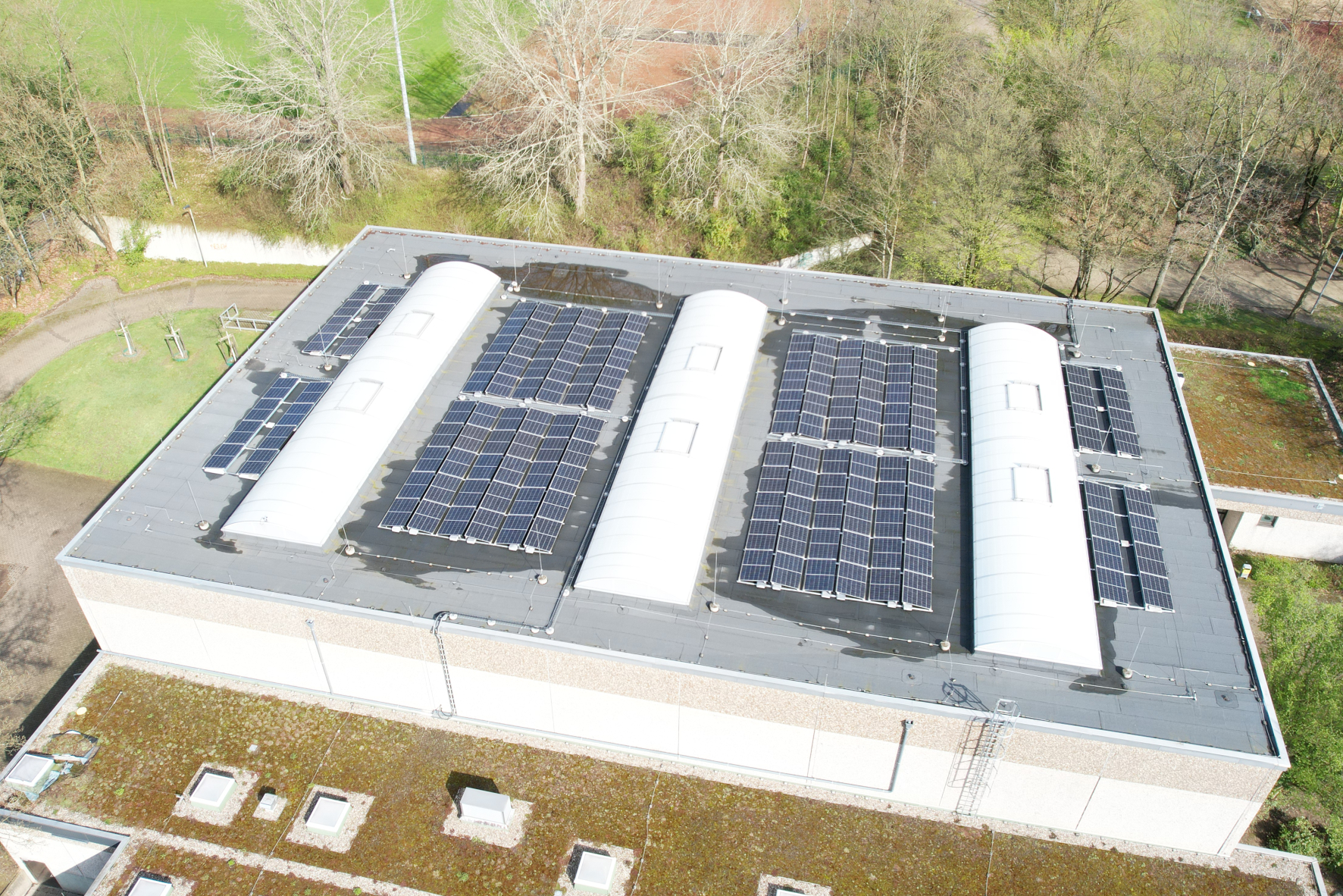 Die neue Photovoltaikanlage auf dem Dach der Sporthalle des Gymnasiums Hochdahl ist installiert und geht nach den Sommerferien in Betrieb.