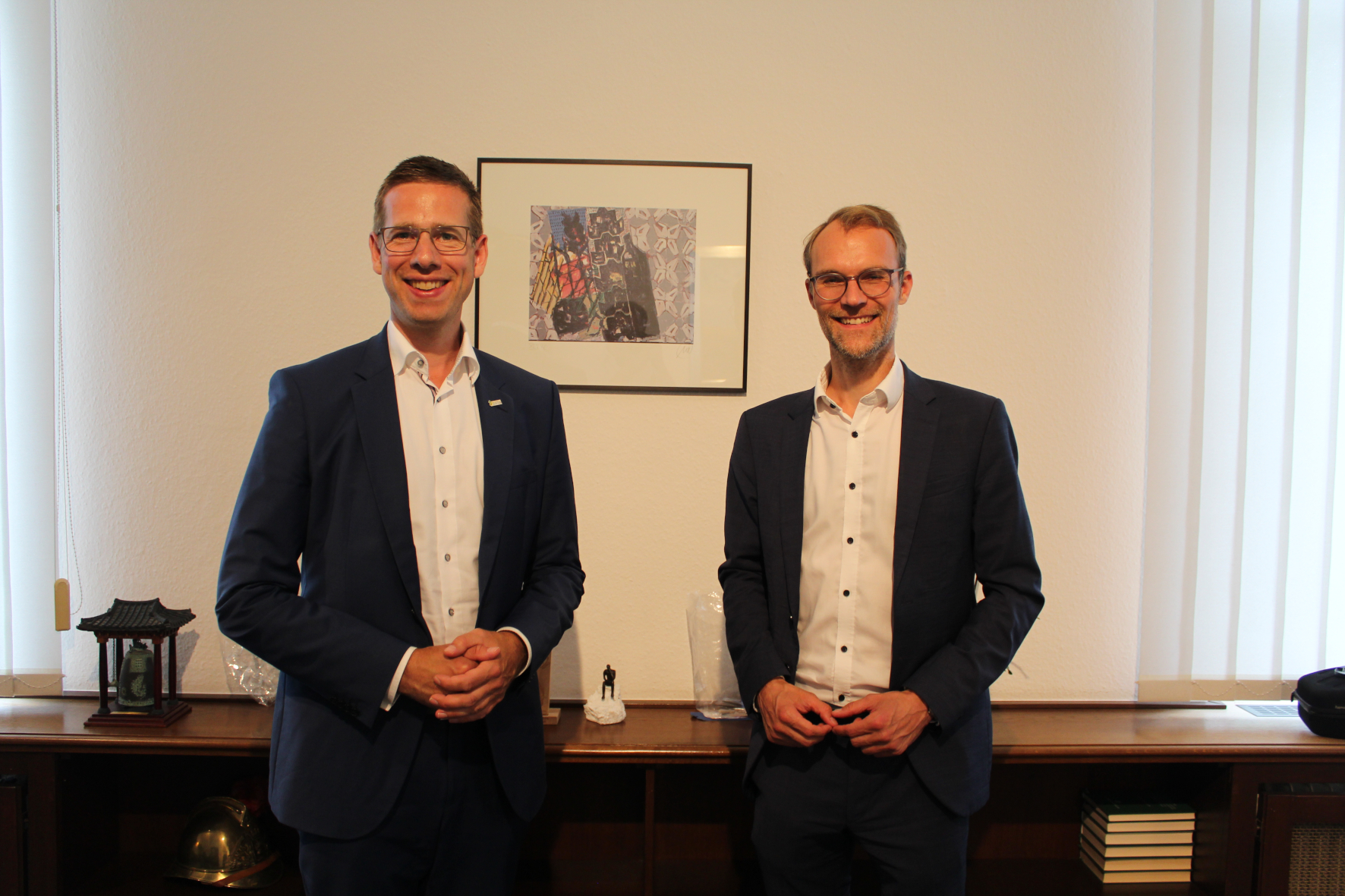 Bürgermeister Christoph Schultz (li.) und Landtagsabgeordneter Dr. Christian Untrieser trafen sich im Erkrather Rathaus zum Gespräch.