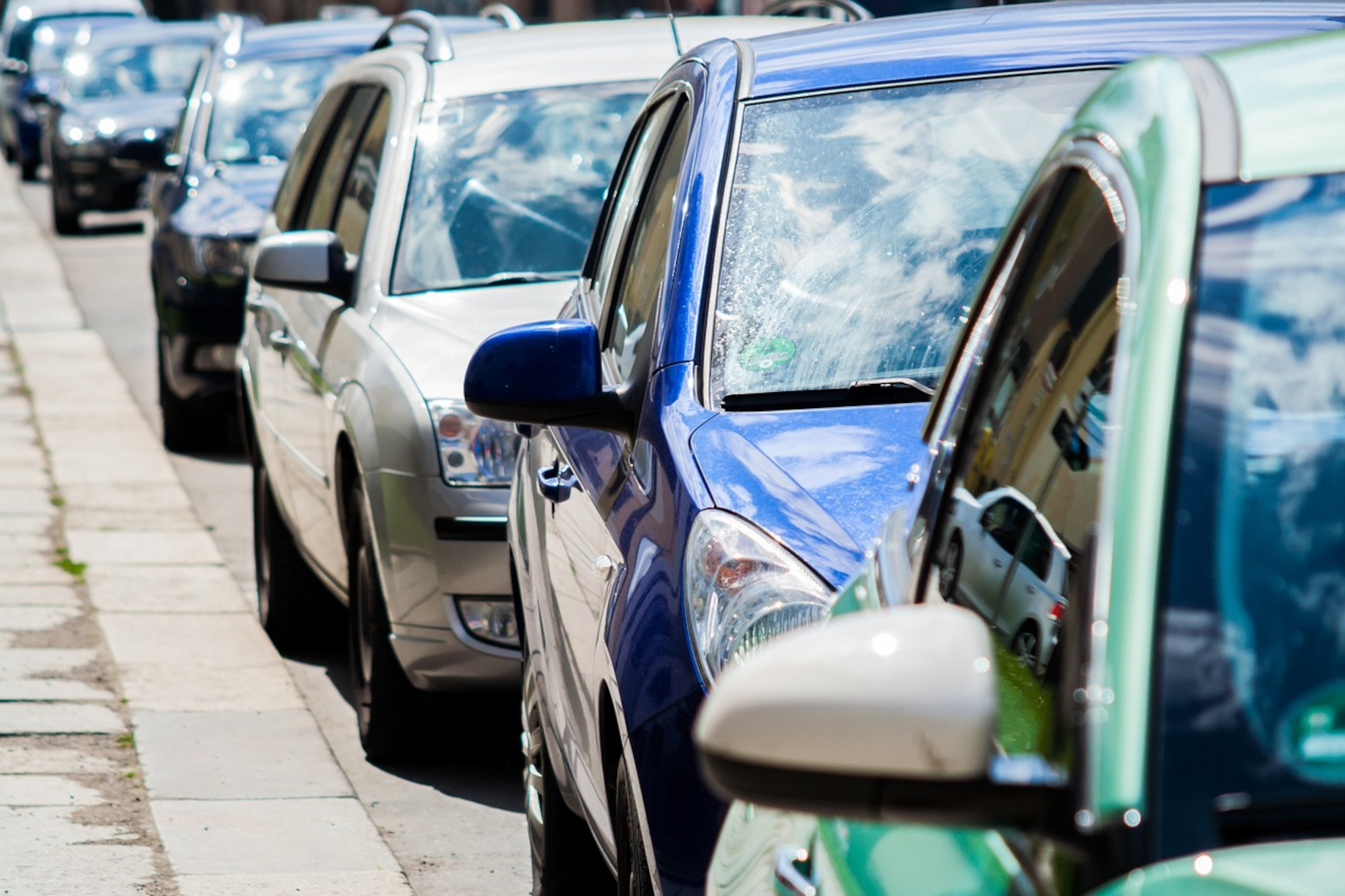 Parkende Autos auf Fahrbahnrand