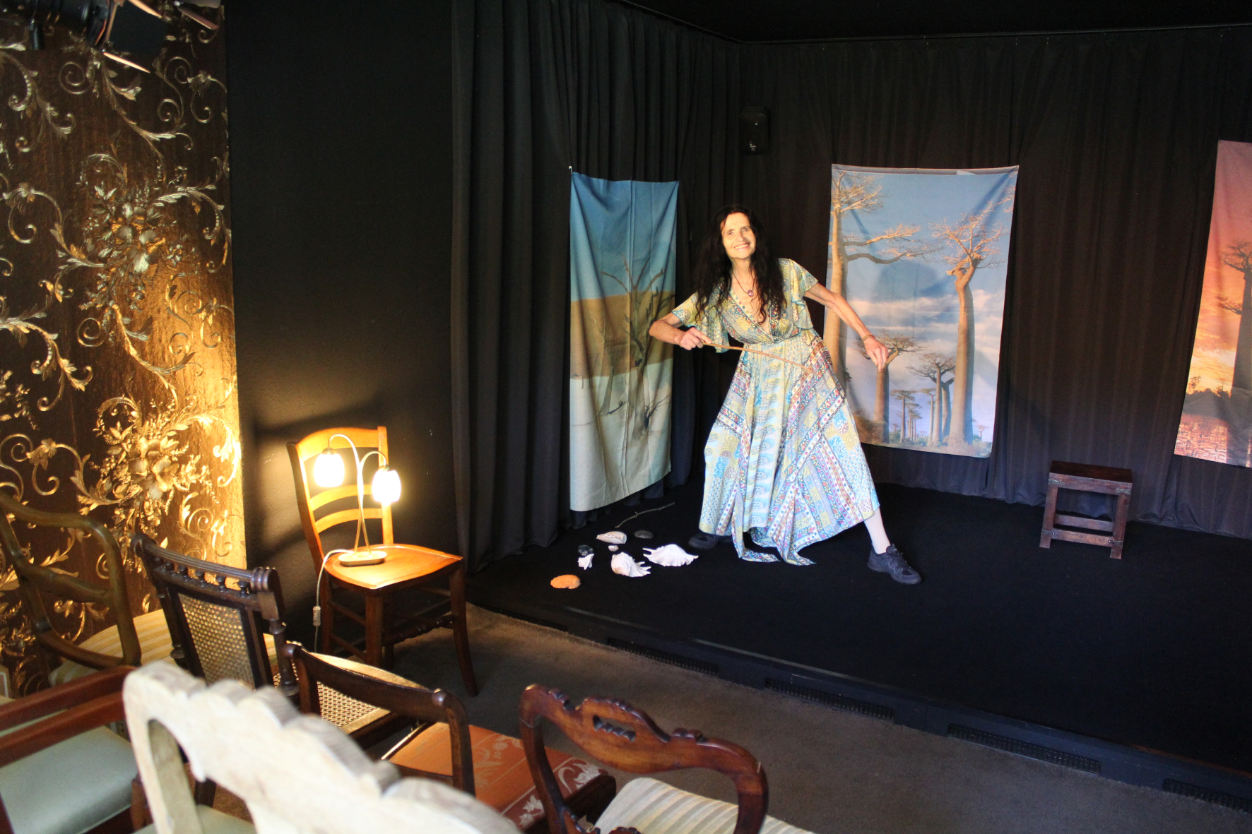 Theater Anderswo - Beate Sarrazin auf der Bühne ihres Theaters