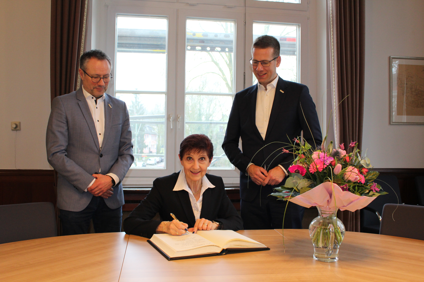 Sylvia Höhfeld war auf Einladung von Bürgermeister Christoph Schultz ins Rathaus gekommen, um sich ins Goldene Buch der Stadt Erkrath einzutragen.