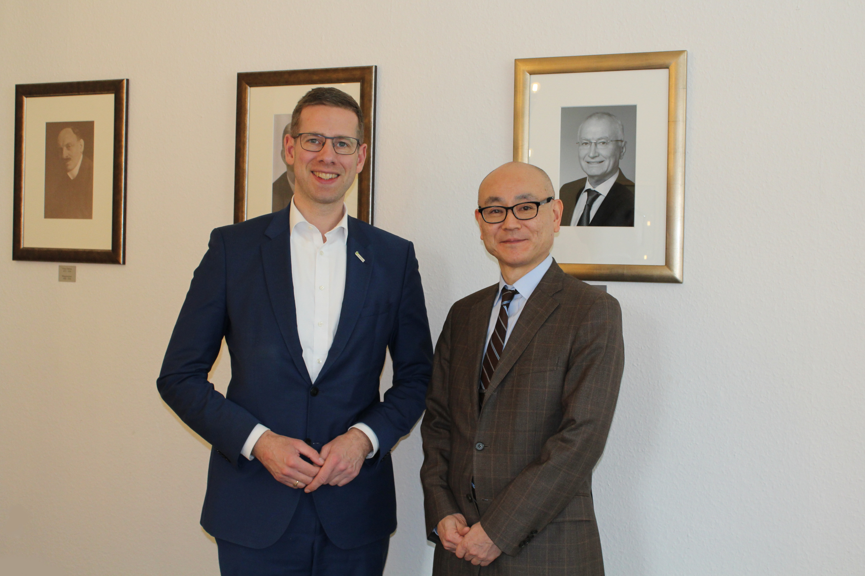 Bürgermeister Christoph Schultz (l.) empfing den japanischen Generalkonsul Yoshitaka Tsunoda (r.) im Rathaus der Stadt Erkrath.