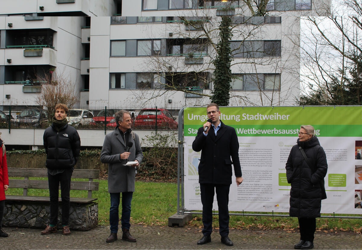 Bürgermeister Christoph Schultz (2. v.r.) und Preisgerichtsvorsitzende Prof. Ulrike Beuter (1.v.r.) präsentieren mit Thomas Scholle (2.v.l.) und Gereon Schmelter (1.v.l.) von Plan Lokal die Preisträger des Planungswettbewerbs.