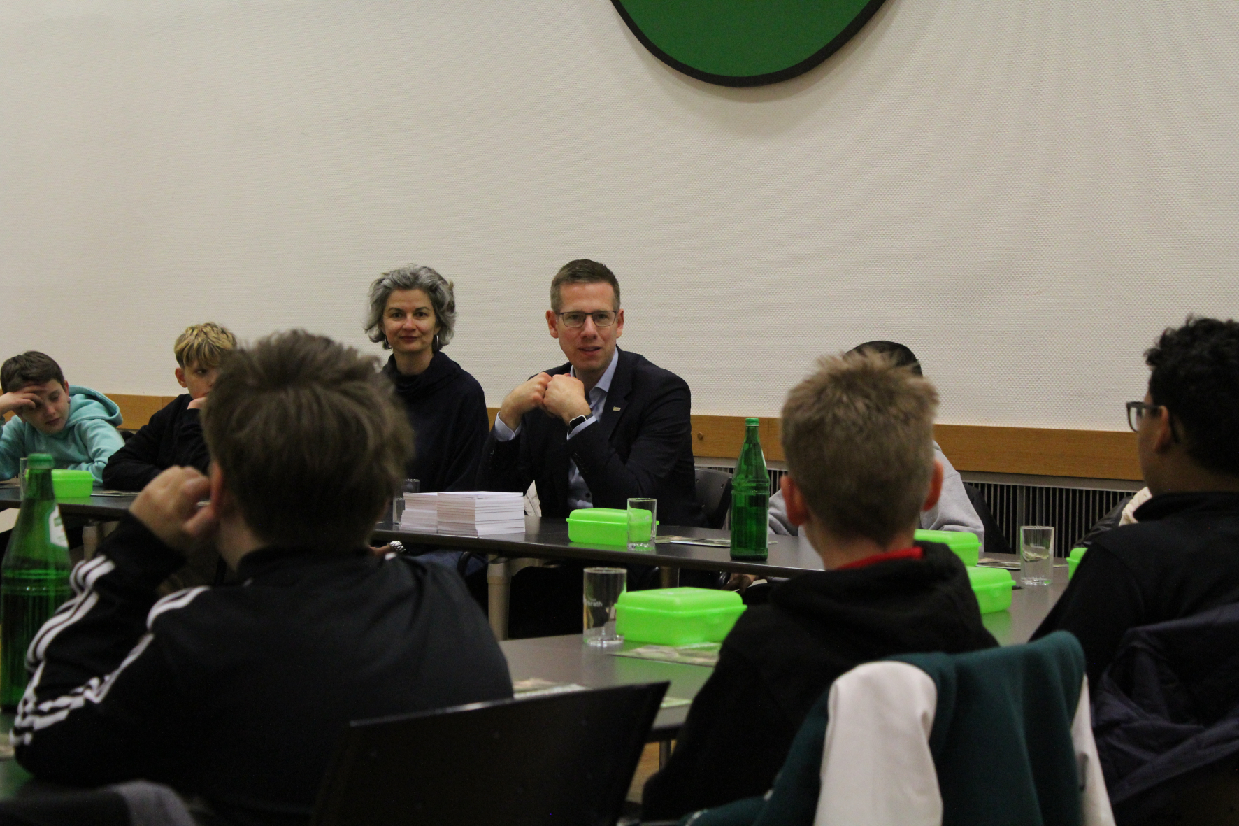 Bürgermeister Christoph Schultz spricht im Großen Sitzungssaal mit Schulkindern