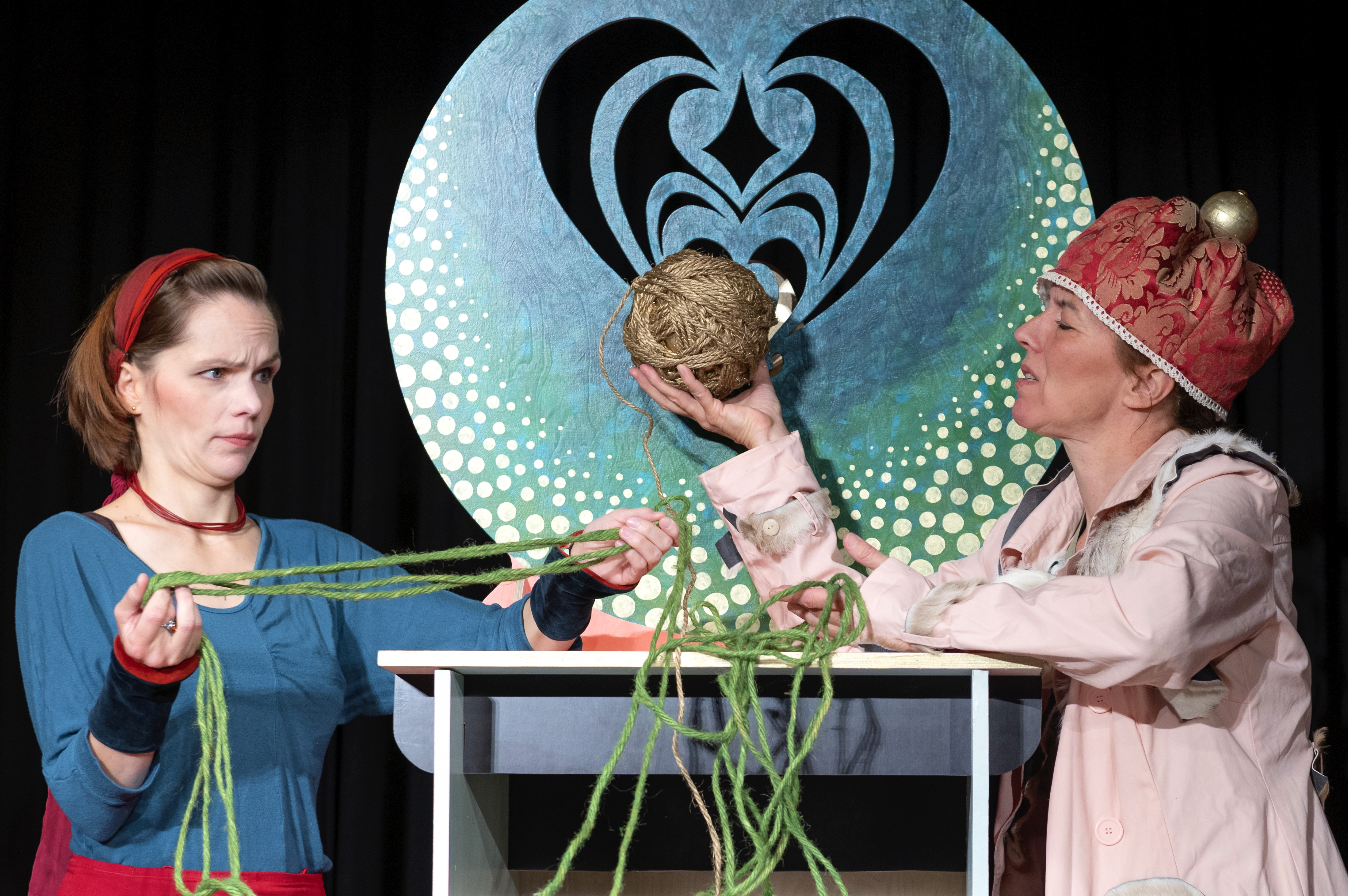 Zwei Schauspielerinnen im Stück Rumpelstil