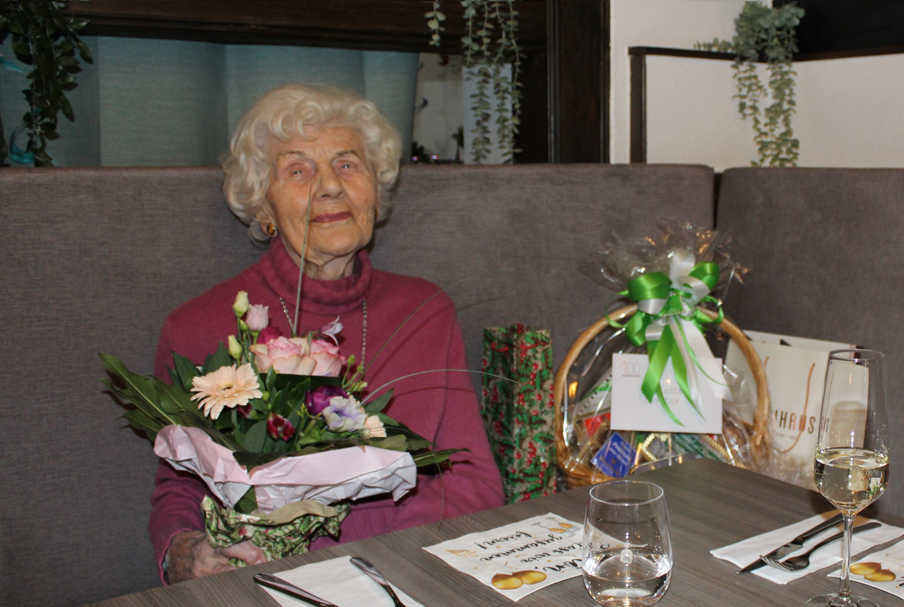 100. Geburtstag von Frau Schröter mit Blumenstrauß und Geschenken