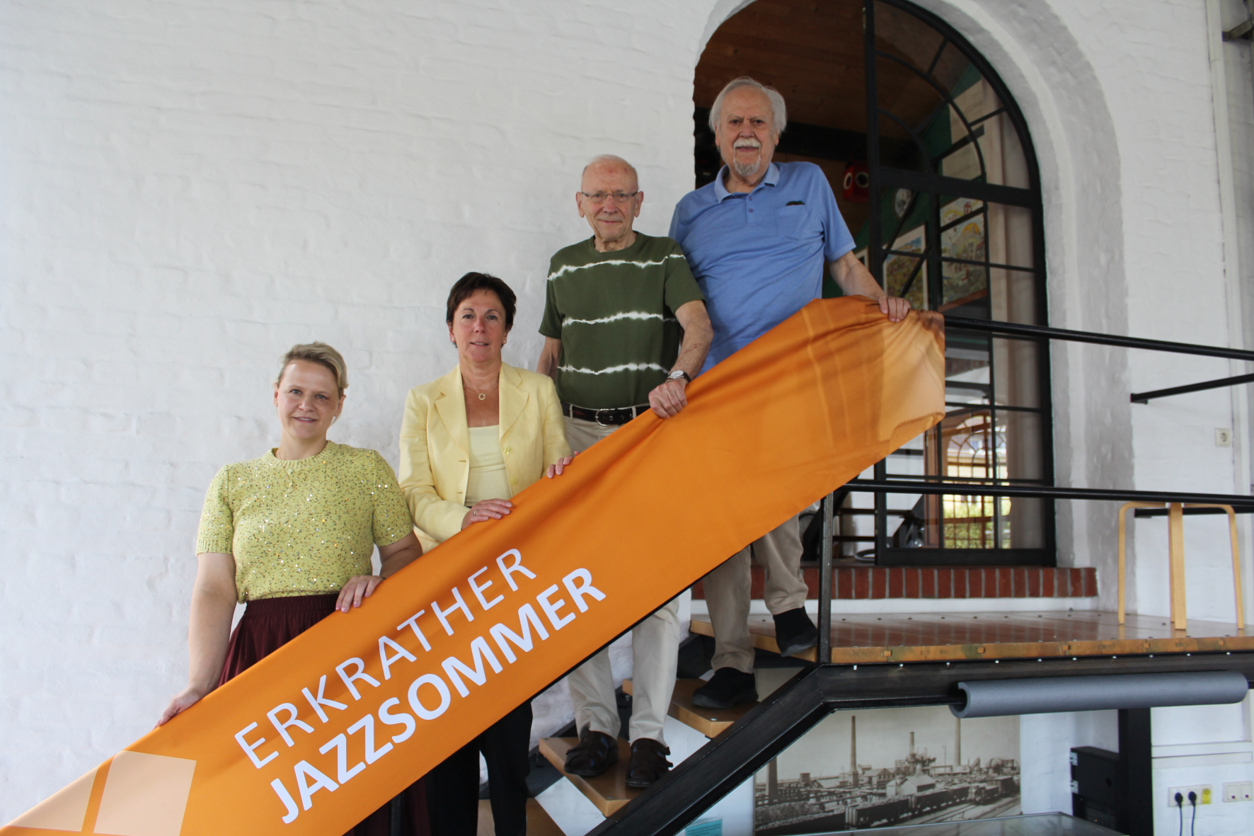 Das Organisationsteam, bestehend aus (v.l.n.r.) Lydia Winnik (Abteilung Kultur), Roswitha Hammrich (Gebietsdirektorin der Kreissparkasse Düsseldorf), Gottfried Bander (Eigentümer Lockschuppen), und Dr. Helmut Stein (künstlerische Leitung), freut sich auf den 27. Jazzsommer. 