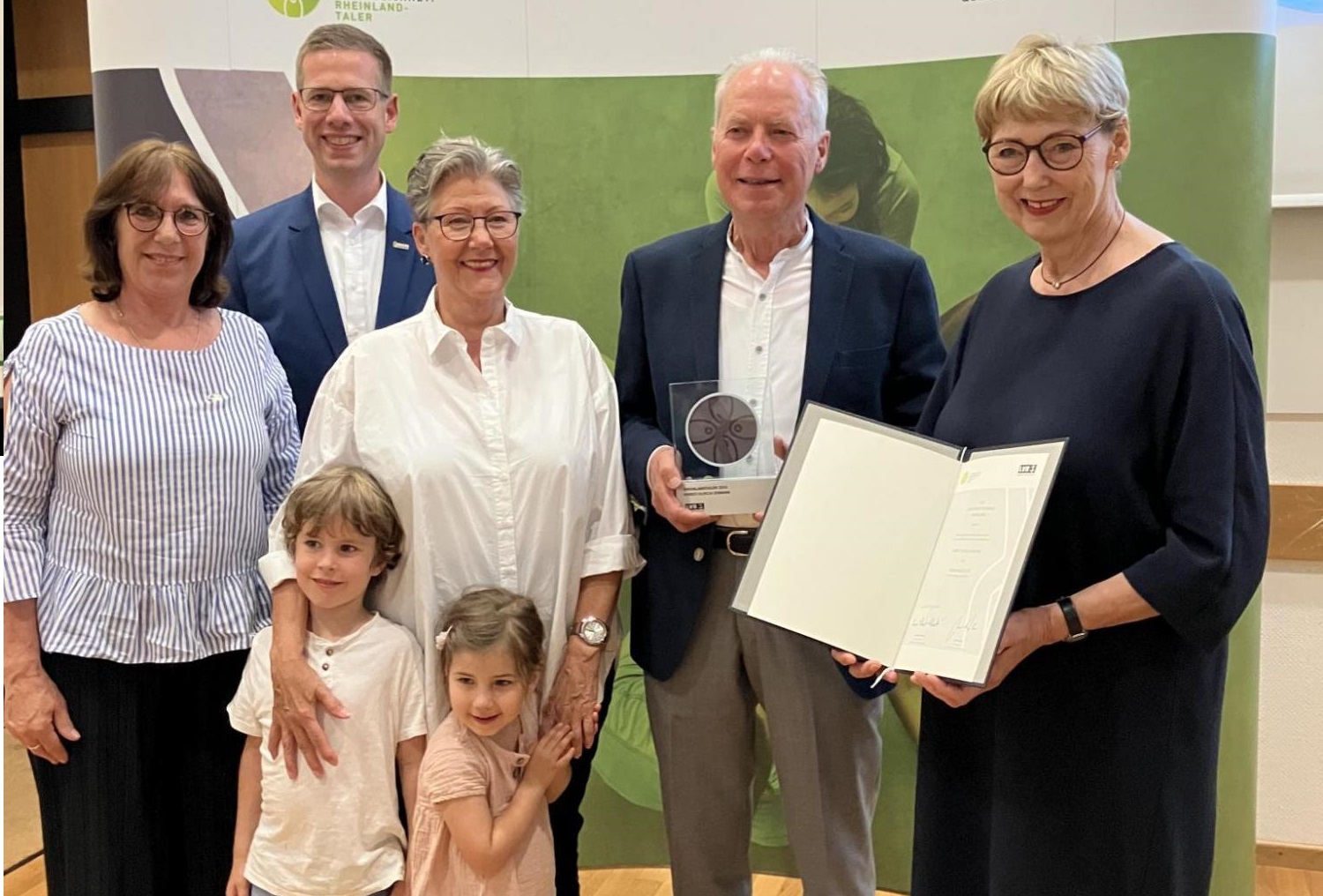 Karin Schmitt-Promny (1.v.r.), stellvertretende Vorsitzende der Landschaftsversammlung Rheinland, die stellvertretende Landrätin Annette Mick-Teubler (1.v.l.), Erkraths Bürgermeister Christoph Schultz (h.2.v.l.) und seine Ehefrau und Enkelkinder gratulierten herzlich.
