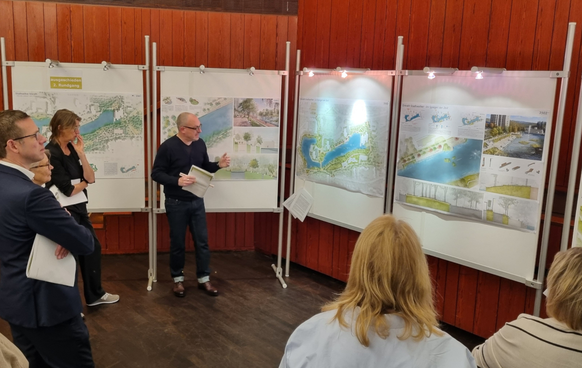 Vorstellung und Preisgerichtssitzung der Vorschläge zur Neugestaltung des Stadtweihers an Ausstellwänden