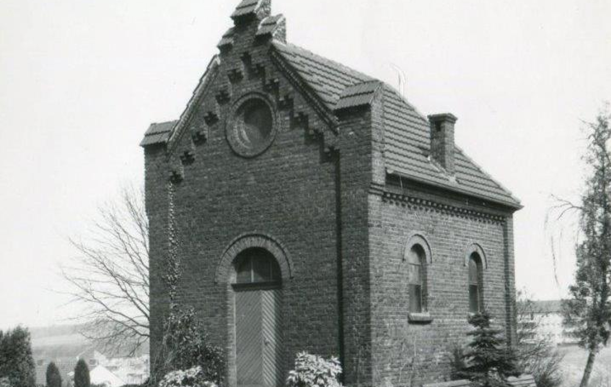 Die alte Friedhofskapelle des Friedhofs Kreuzstraße (Rheinische Post, Ausgabe 221 vom 23.09.1963). Foto: Stadtarchiv Erkrath (mit freundlicher Genehmigung der Rheinischen Post).