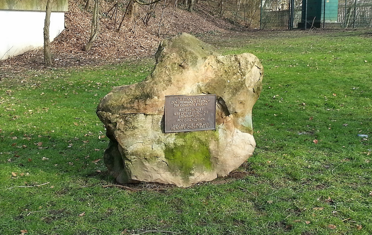 Denkmal auf dem Gelände des ehemaligen Erkrather Friedhofs, der sich an der Kreuzung Kreuzstraße / Hochdahler Straße ab 1827 befand (1909 geschlossen, 1971 abgerissen). Aufgestellt vom Heimatverein Ercroder Jonges eV.