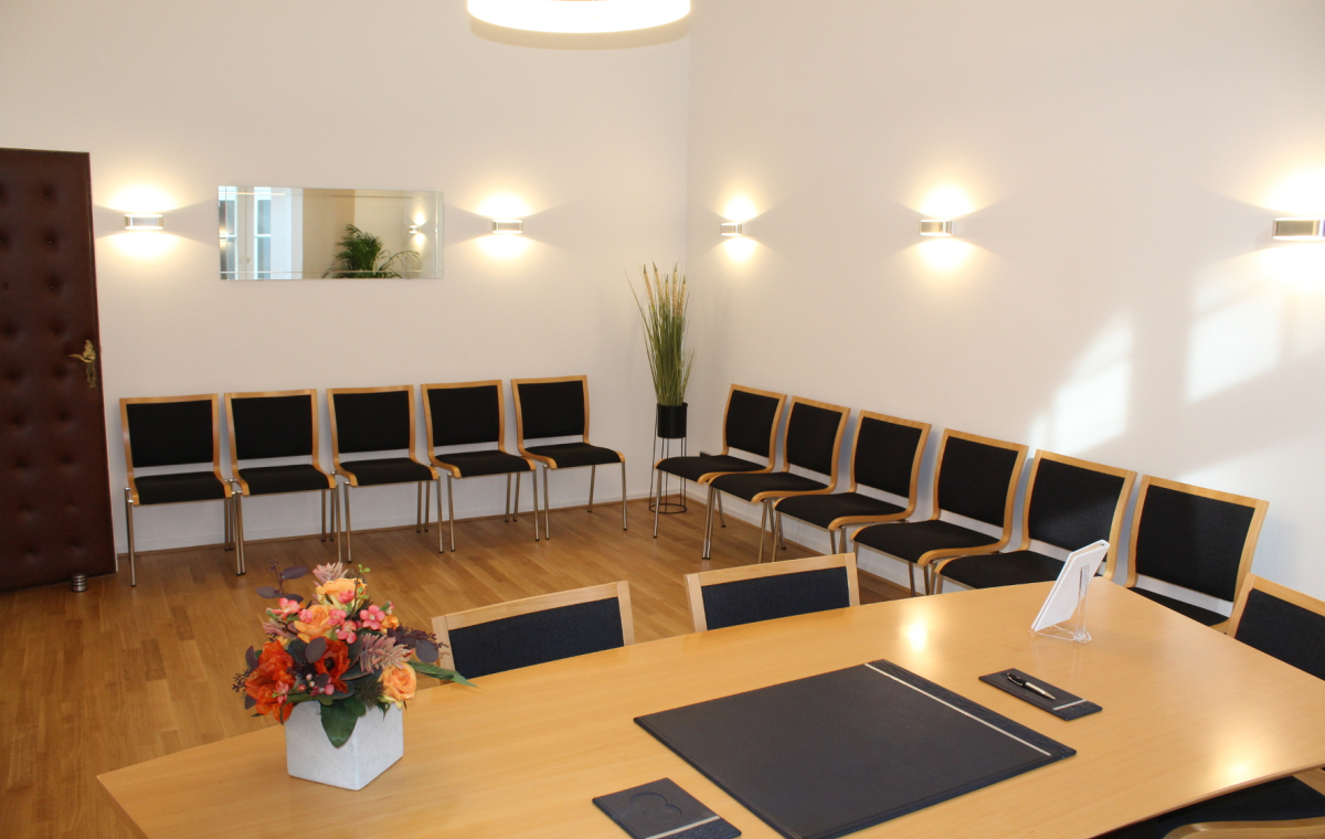 Die Gäste des glücklichen Paares finden natürlich auch Platz im Trauzimmer.