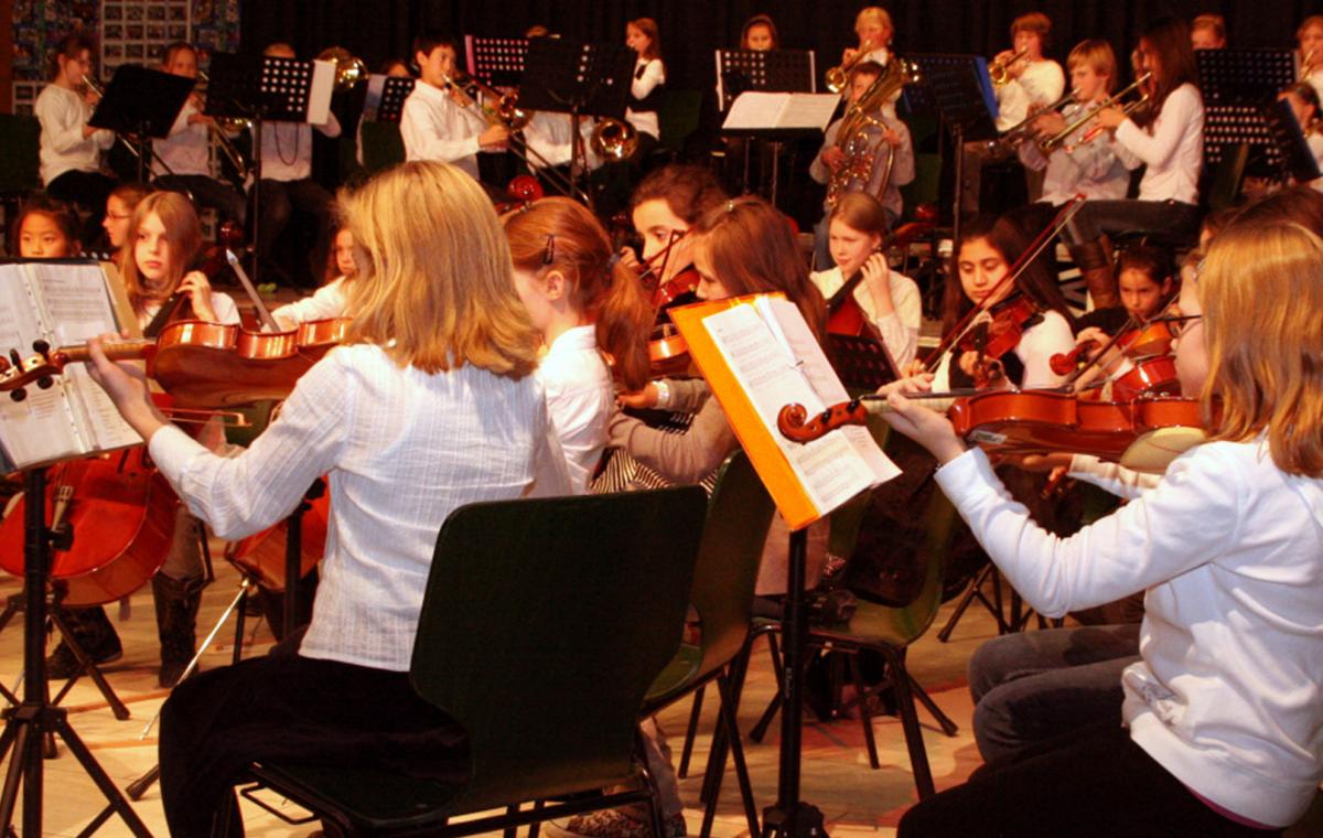 Die Gruppe der Jugendmusikschule spielen Instrumente