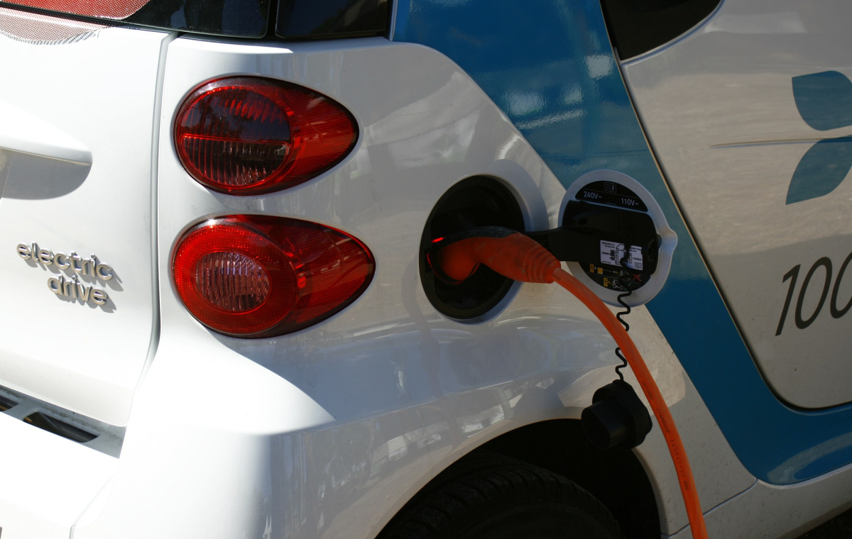 Das Bild zeigt ein Elektrofahrzeug, welches gerade geladen wird