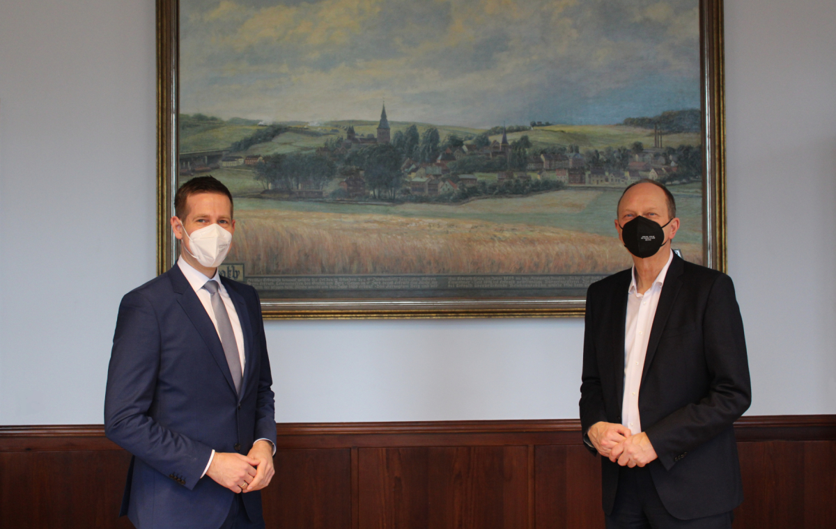 Bürgermeister Christoph Schultz (l.) begrüßte den Bundestagsabgeordneten Dr. Klaus Wiener (r.) im Rathaus.