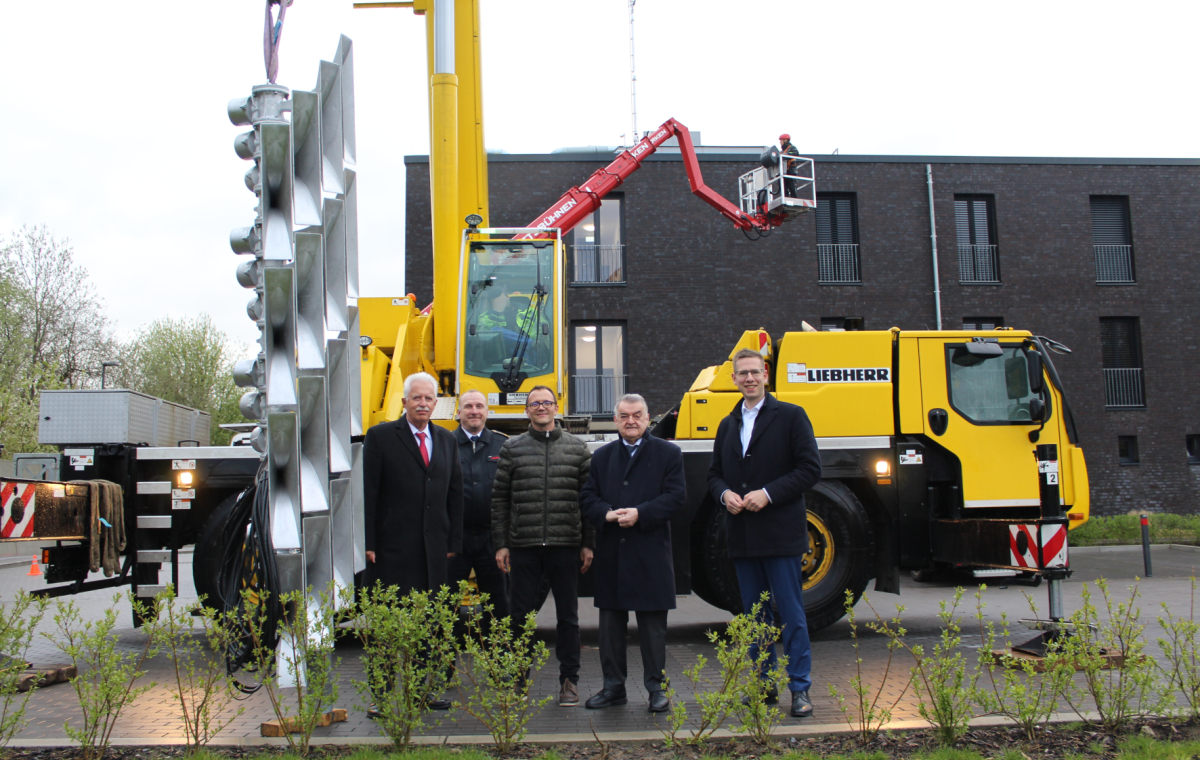 Innenminister Herbert Reul (2.v.r.), Landrat Thomas Hendele (1.v.l.), Bürgermeister Christoph Schultz (1.v.r.) und Feuerwehrchef Guido Vogt (2.v.l.) machen sich gemeinsam mit Vertriebsleiter Thomas Aicher von der Firma Hagener Elektro- und Kommunikationstechnik (3.v.l.) ein Bild vom Sirenenaufbau am Feuerwehrgerätehaus in Alt-Erkrath.