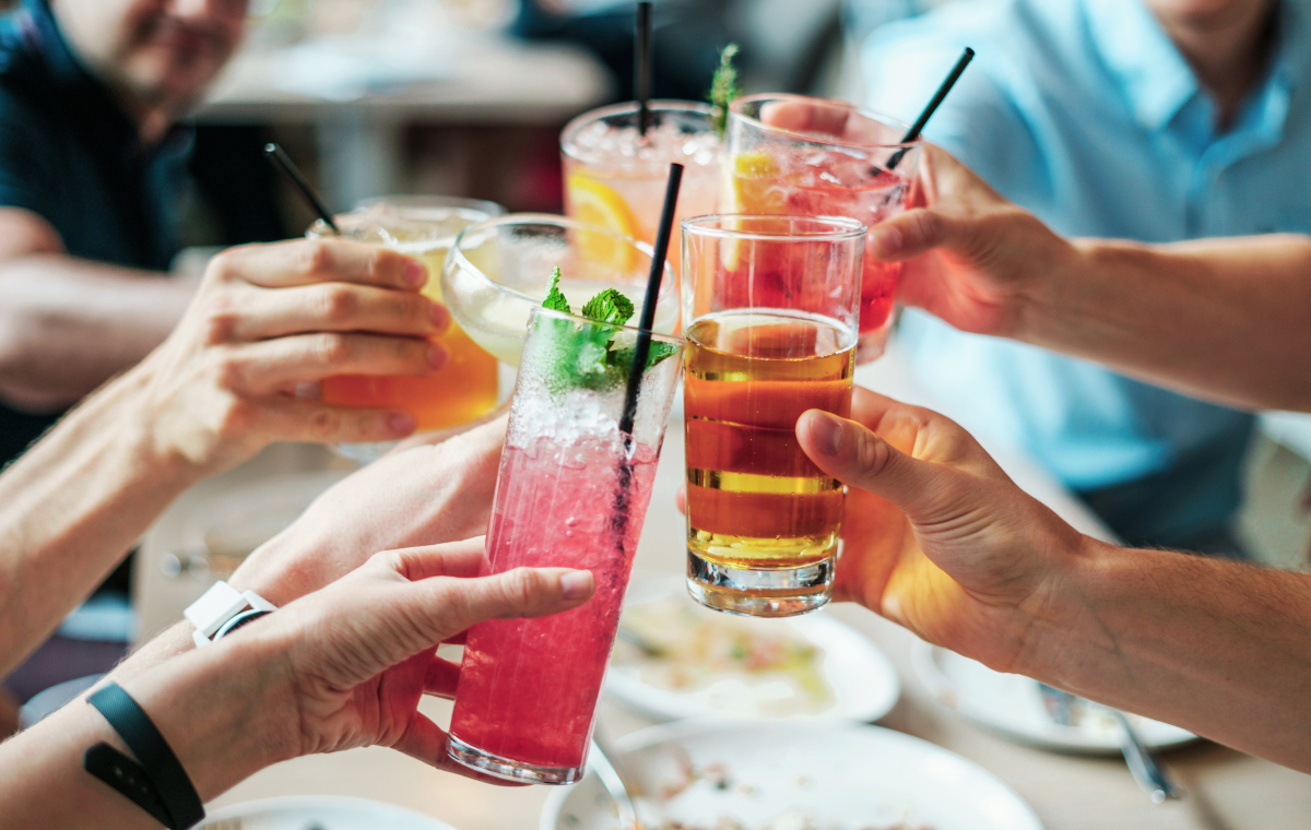 Anstoßen mit Cocktailgläsern auf dem Feierabendmarkt