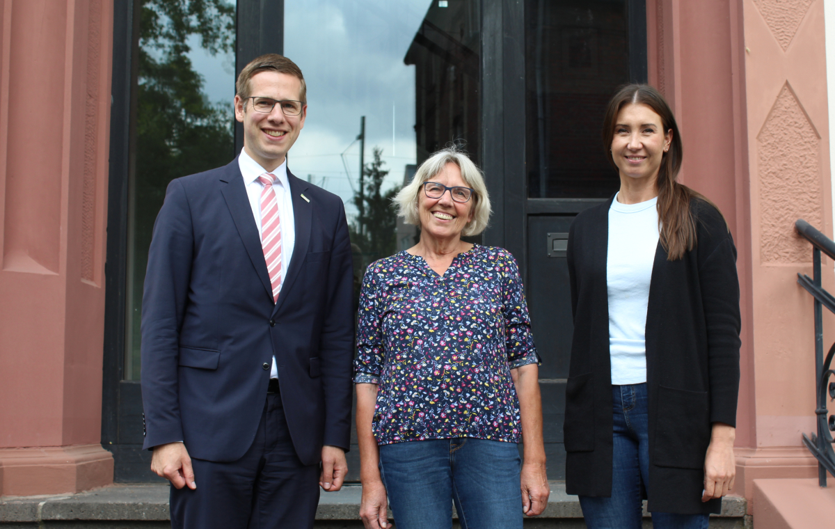 Wechsel in der Abfallberatung: Bürgermeister Christoph Schultz verabschiedet Helga Willmes in den Ruhestand (Mi.) und wünschte ihrer Nachfolgerin Nadine Conradi alles Gute für die neue Aufgabe.