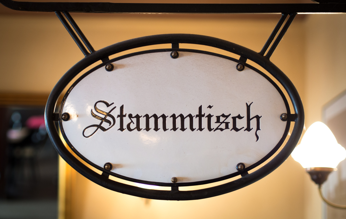 Ein Stammtisch-Schild in einem Restaurant