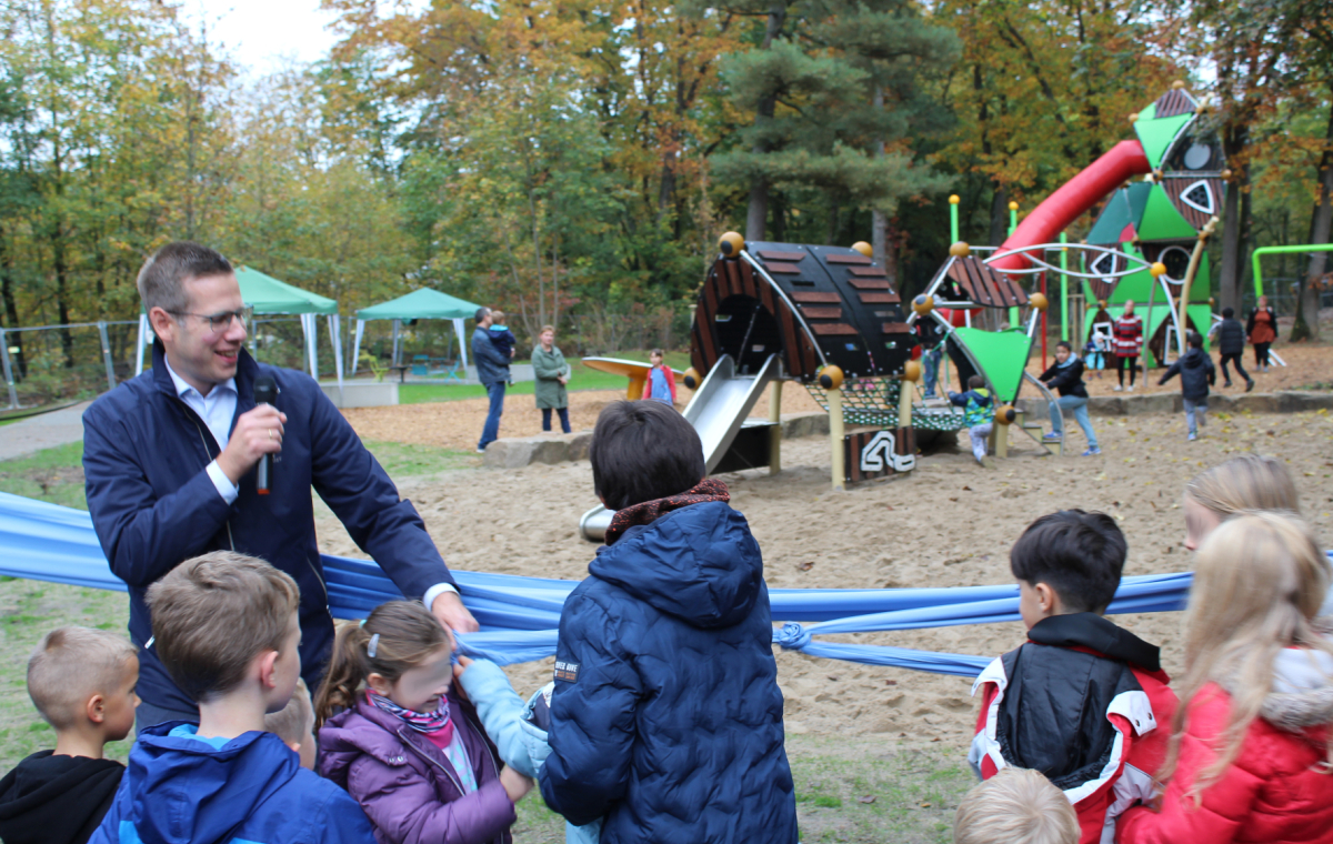 Zusammen mit den anwesenden Kindern gab Bürgermeister Christoph Schultz den neuen Spielplatz am Stadtweiher in Hochdahl zum Spielen und Entdecken frei.