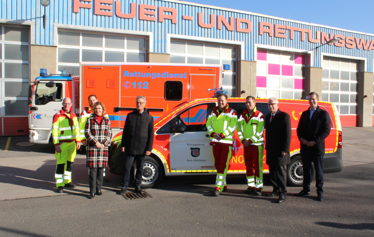 Bürgermeister Christoph Schultz, Landrat Thomas Hendele und weitere Personen stehen vor der Feuer- und Rettungswache mit neuen Notarzteinsatzfahrzeugen