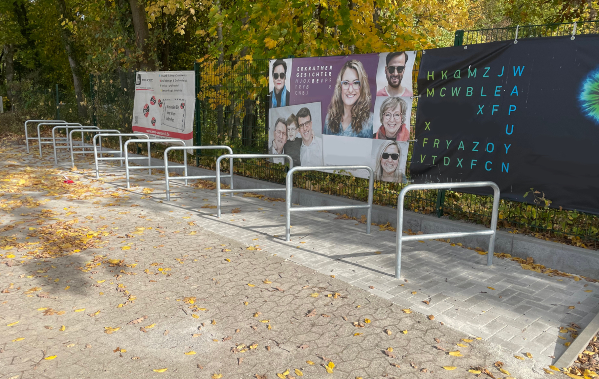 Neue Anlehnbügel für Fahrräder vor dem Toni-Turek-Stadion in Erkrath.