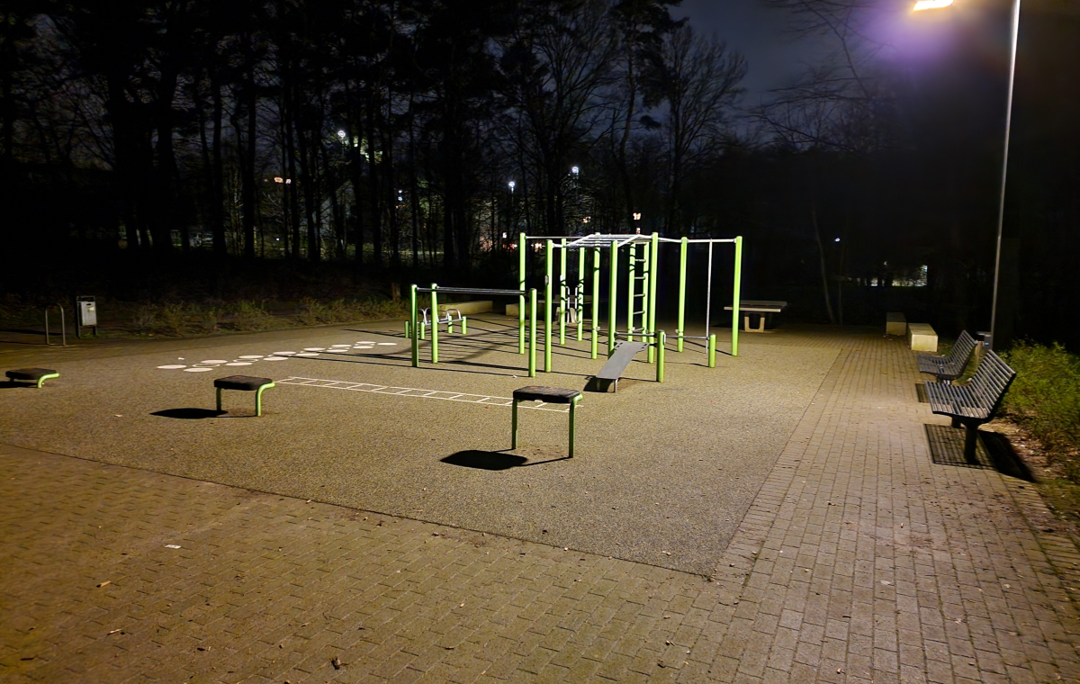 Calisthenics-Anlage beleuchtet