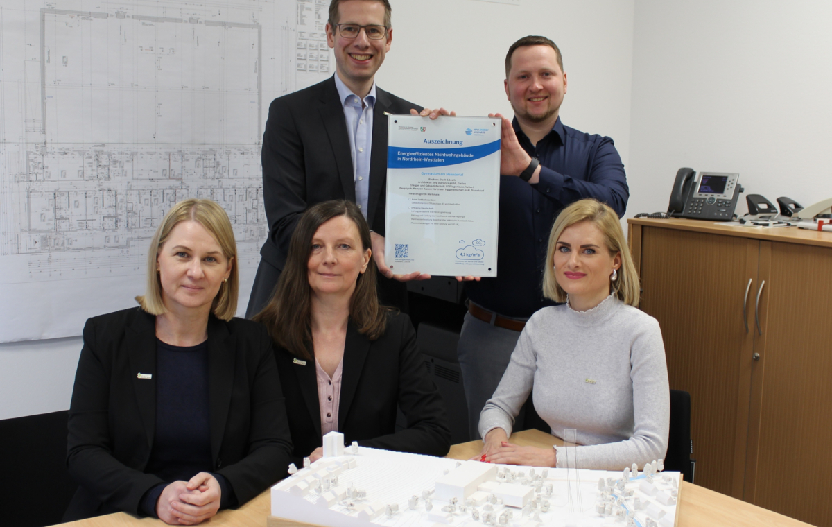 Bürgermeister Christoph Schultz (h. l.) gratuliert dem städtischen Planungsteam Barbara Nowakowski (1. v. l.), Silvia Nickisch, (2. v. l.) Anne Lucania (1. v. r.) und Sven Hinz (h. r.) des Fachbereichs Immobilienmanagement · Neubau zur Auszeichnung ihres Projektes Gymnasium am Neandertal.