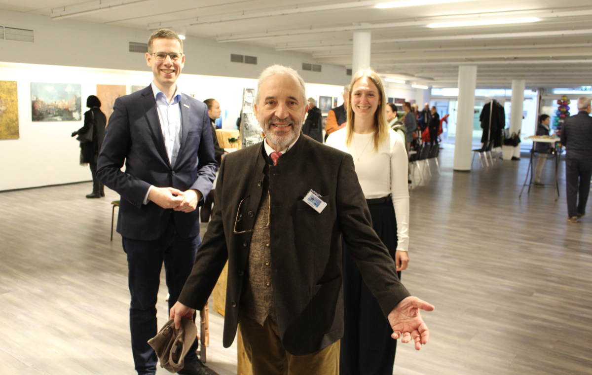Zur Eröffnung der Galerie gratulierten Citymanagerin Katharina Salzburg (r.) und Bürgermeister Christoph Schultz (l.) Künstler Lothar Kniep (m.) und den Mitgliedern der Art Group Erkrath persönlich. 