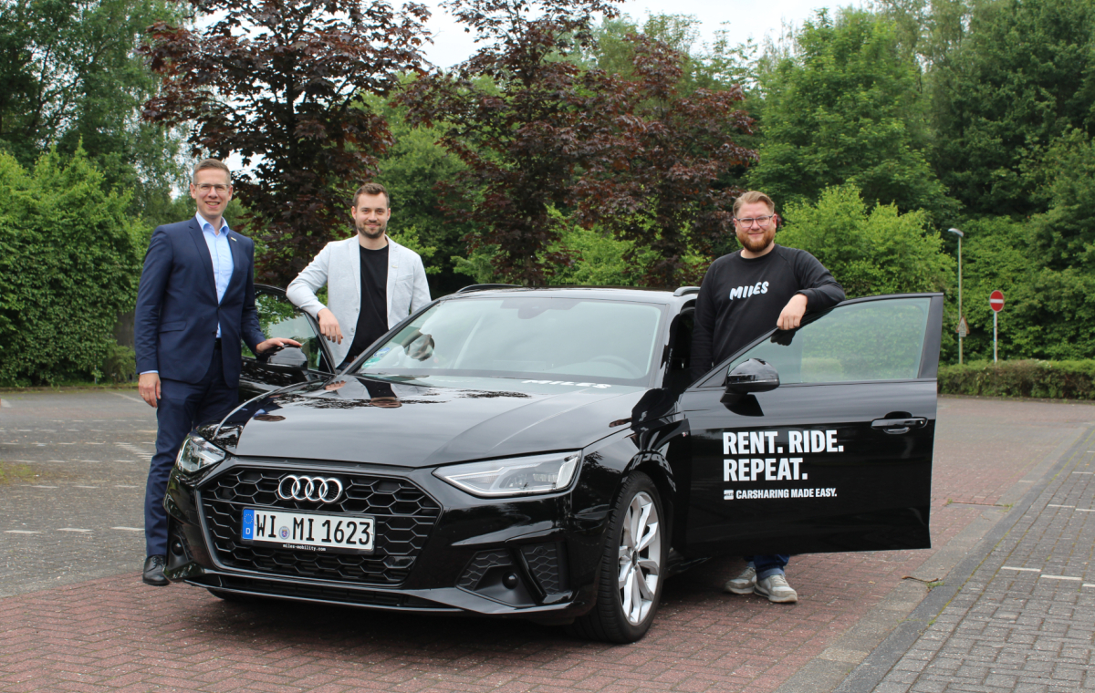 Bürgermeister Christoph Schultz (l.) und Torben Priggert (m.), Mobilitätsmanager der Stadt Erkath, freuen sich über rund 20 Fahrzeuge, die Fabian Dittgen (r.) von MILES ab sofort in Erkrath bereitstellt.