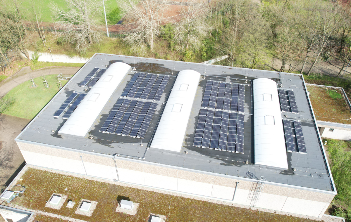 Die neue Photovoltaikanlage auf dem Dach der Sporthalle des Gymnasiums Hochdahl ist installiert und geht nach den Sommerferien in Betrieb.