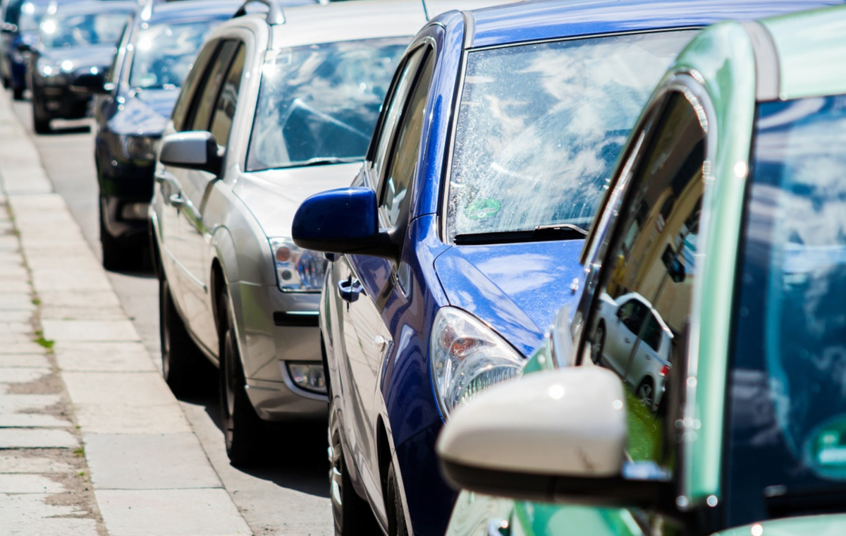 Parkende Autos auf Fahrbahnrand