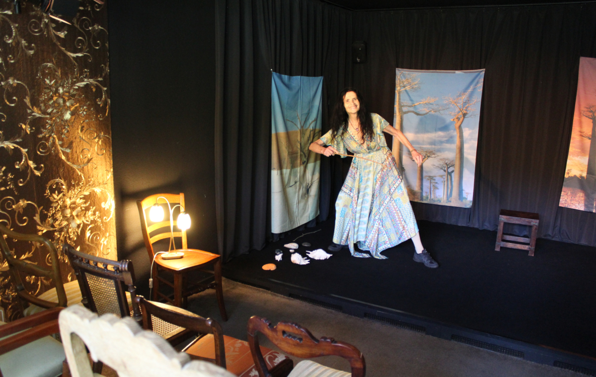Theater Anderswo - Beate Sarrazin auf der Bühne ihres Theaters
