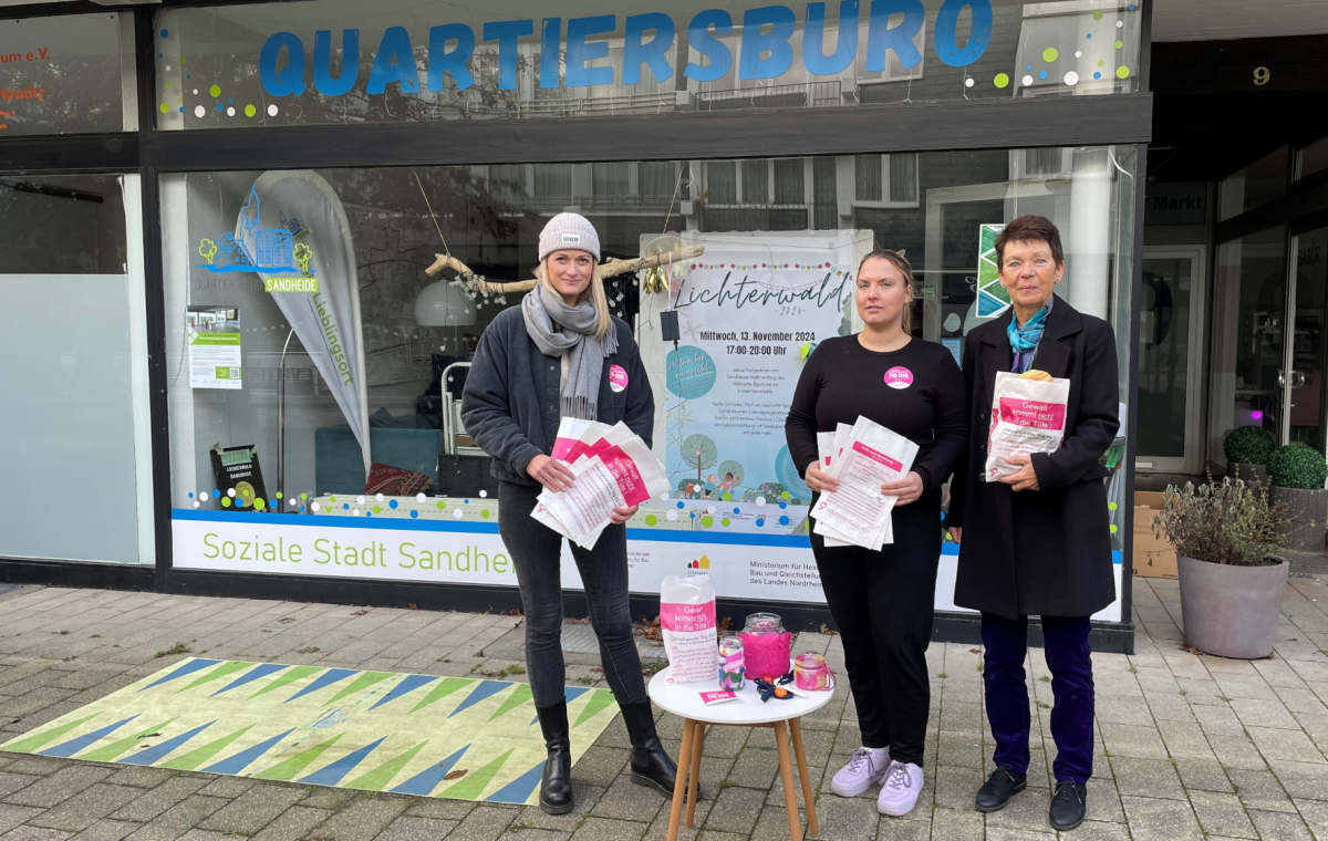 Internationaler Aktionstag als Zeichen gegen Gewalt an Mädchen und Frauen. Die städtische Gleichstellungsbeauftragte Annegret Pollmann präsentiert gemeinsam mit Marion Leukefeld (2.v.r.) und Julia Zinn (3.v.r.) die Tüten.