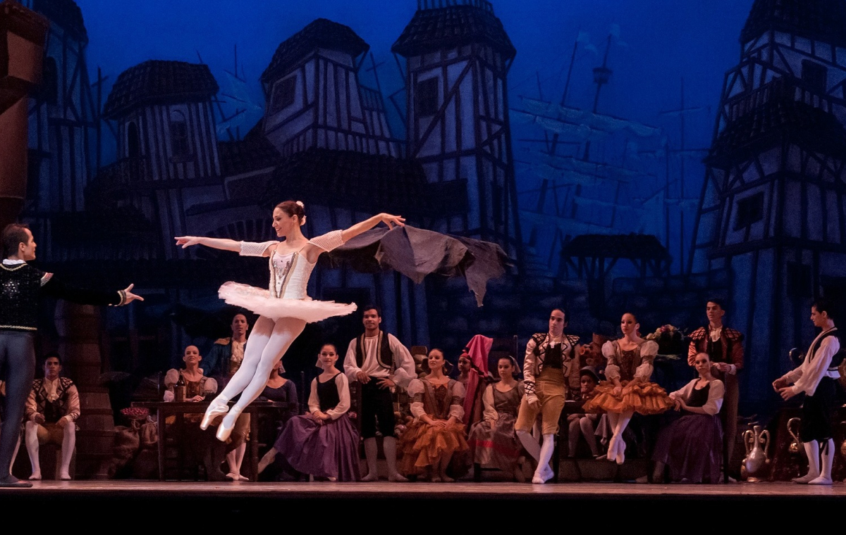 Blick auf eine Theaterbühne mit Ballettvorstellung